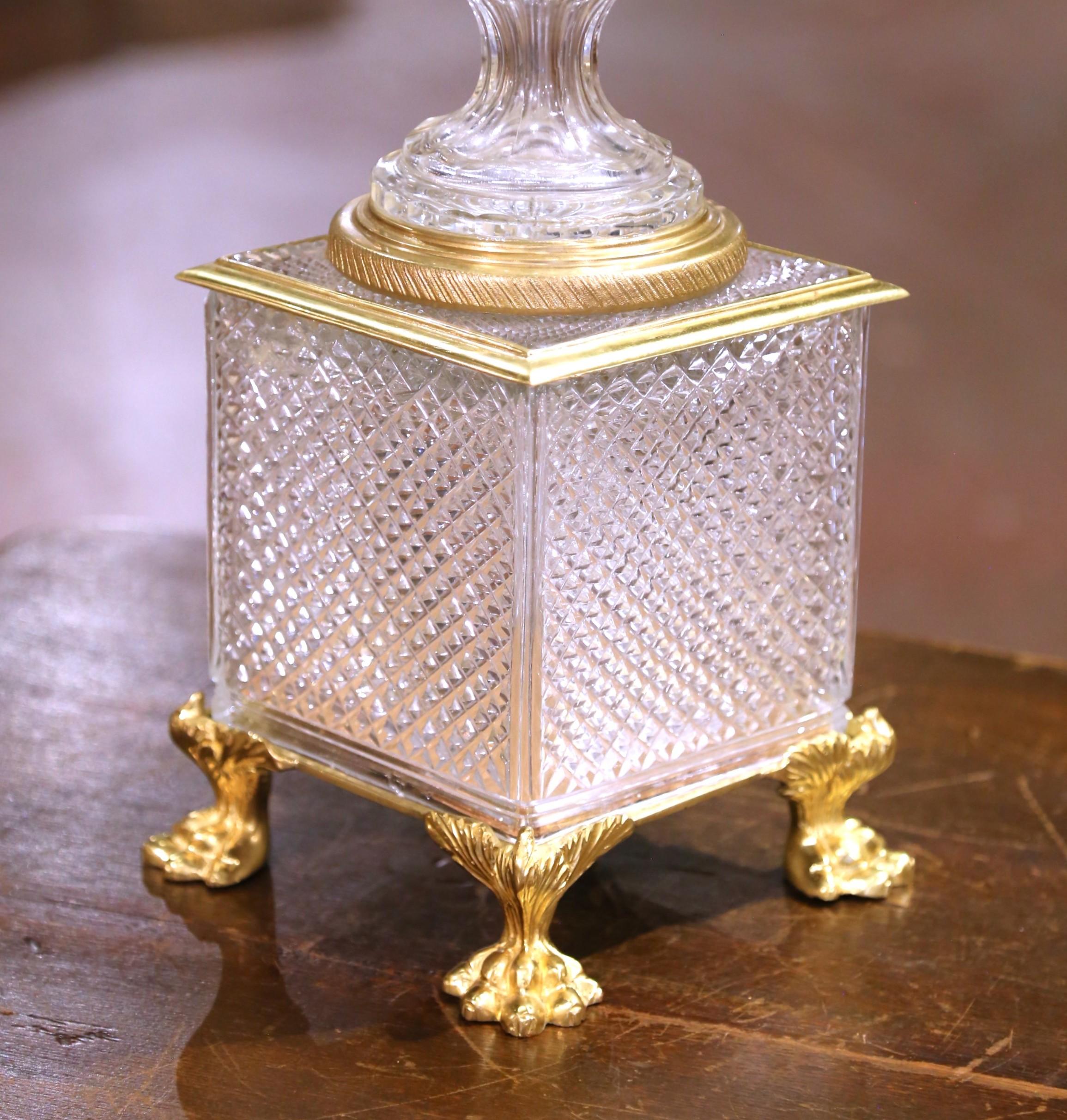 Français Paire d'urnes françaises du 19ème siècle en cristal taillé et bronze doré sur piédestal en vente