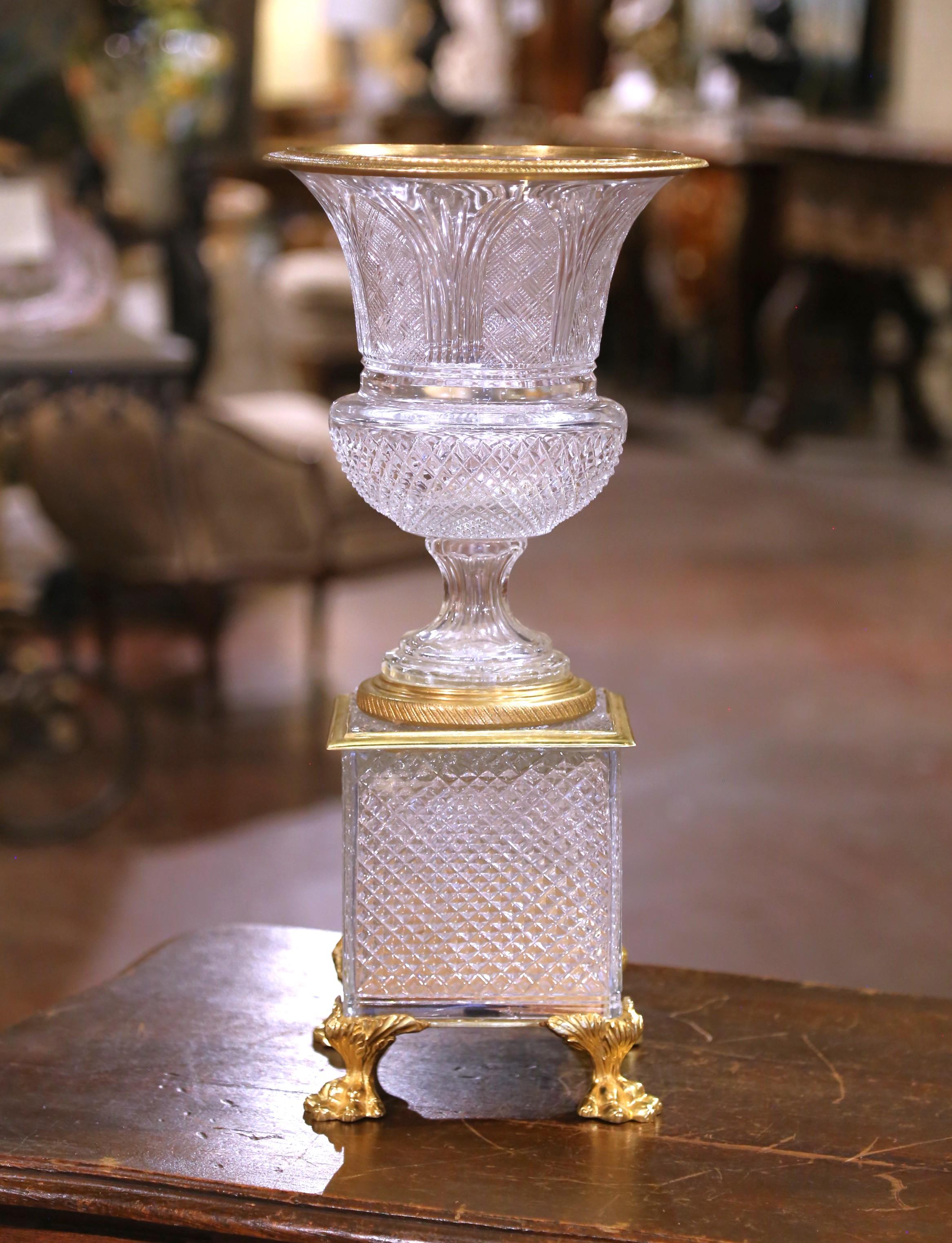Doré Paire d'urnes françaises du 19ème siècle en cristal taillé et bronze doré sur piédestal en vente