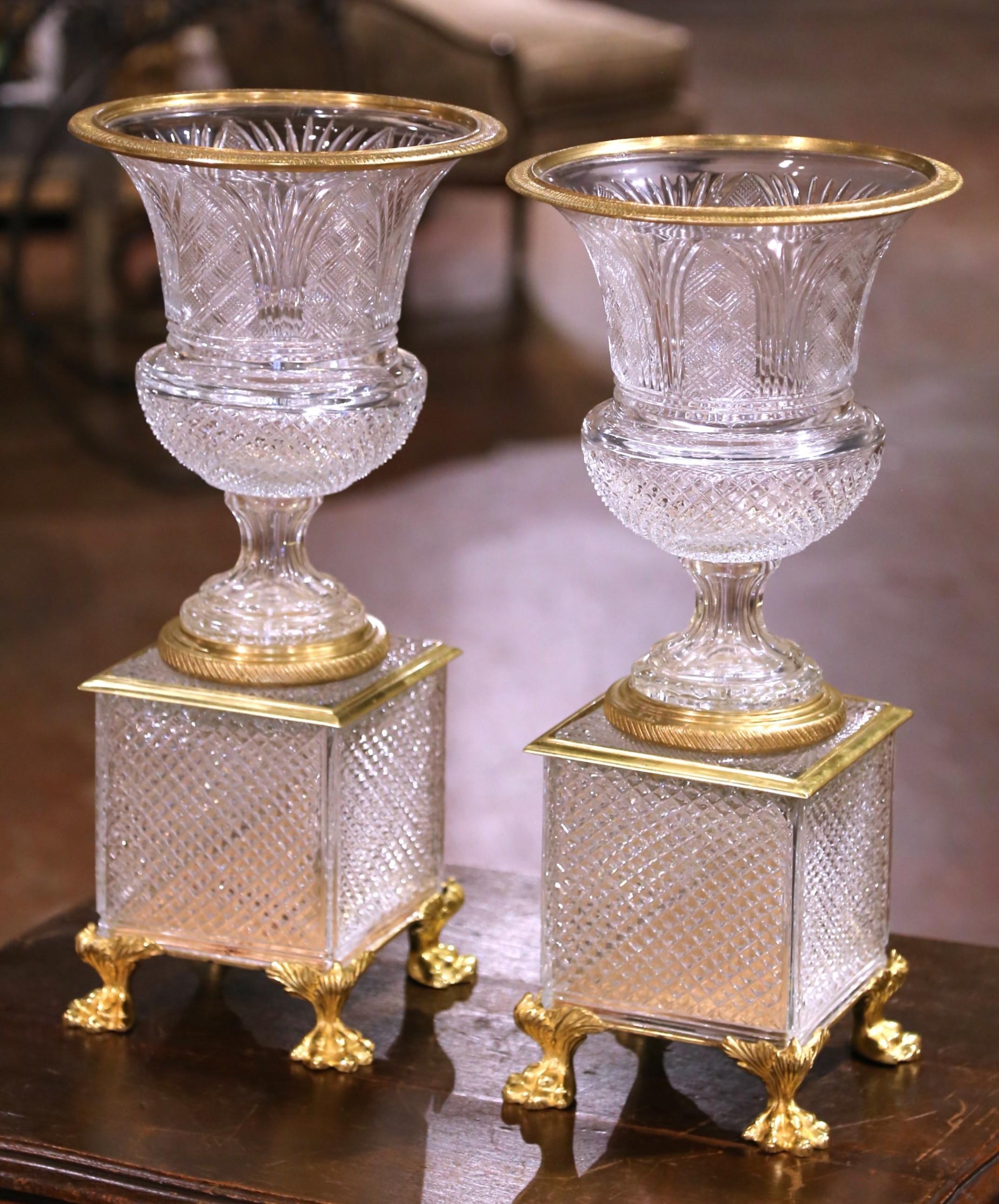 Paire d'urnes françaises du 19ème siècle en cristal taillé et bronze doré sur piédestal Excellent état - En vente à Dallas, TX