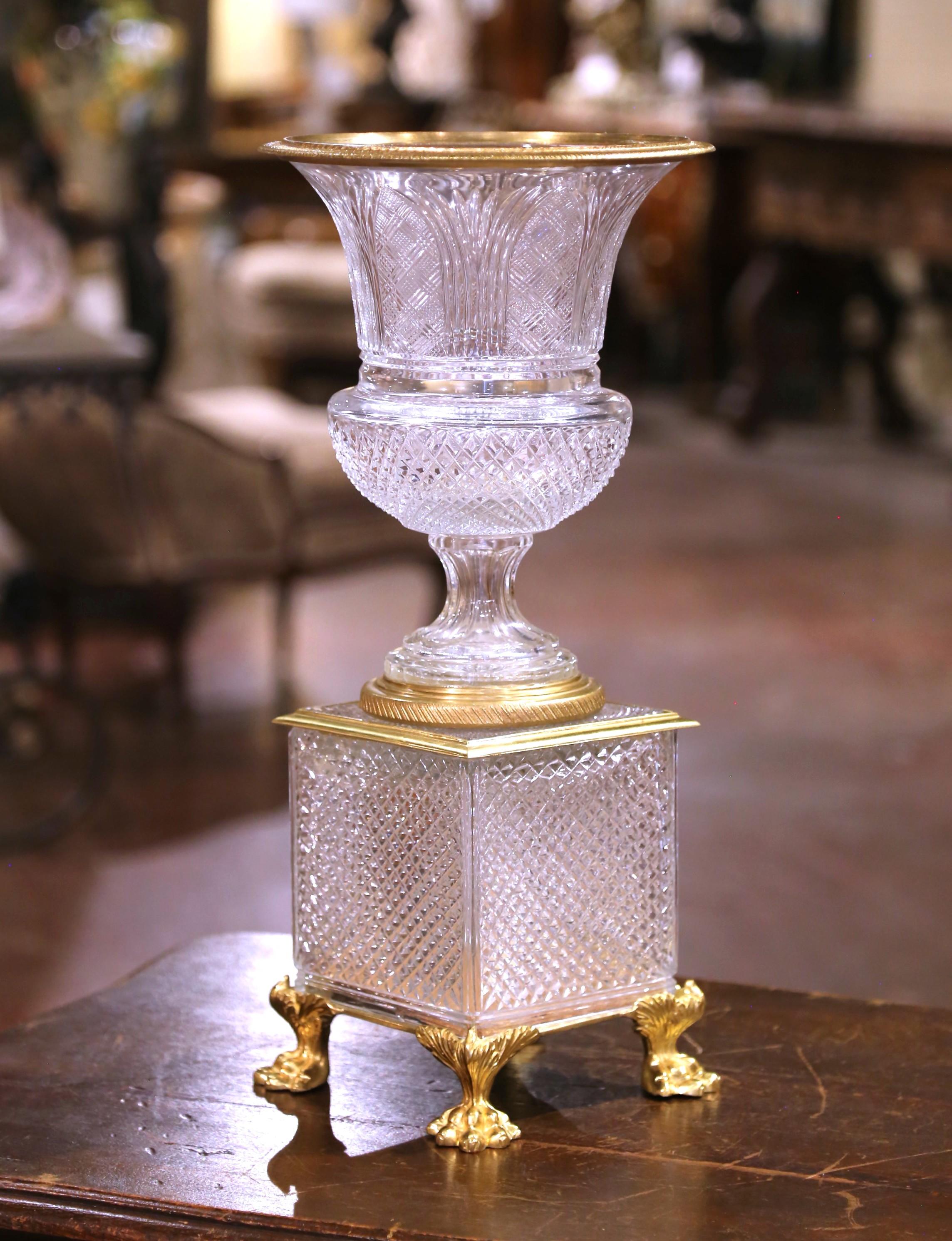XIXe siècle Paire d'urnes françaises du 19ème siècle en cristal taillé et bronze doré sur piédestal en vente