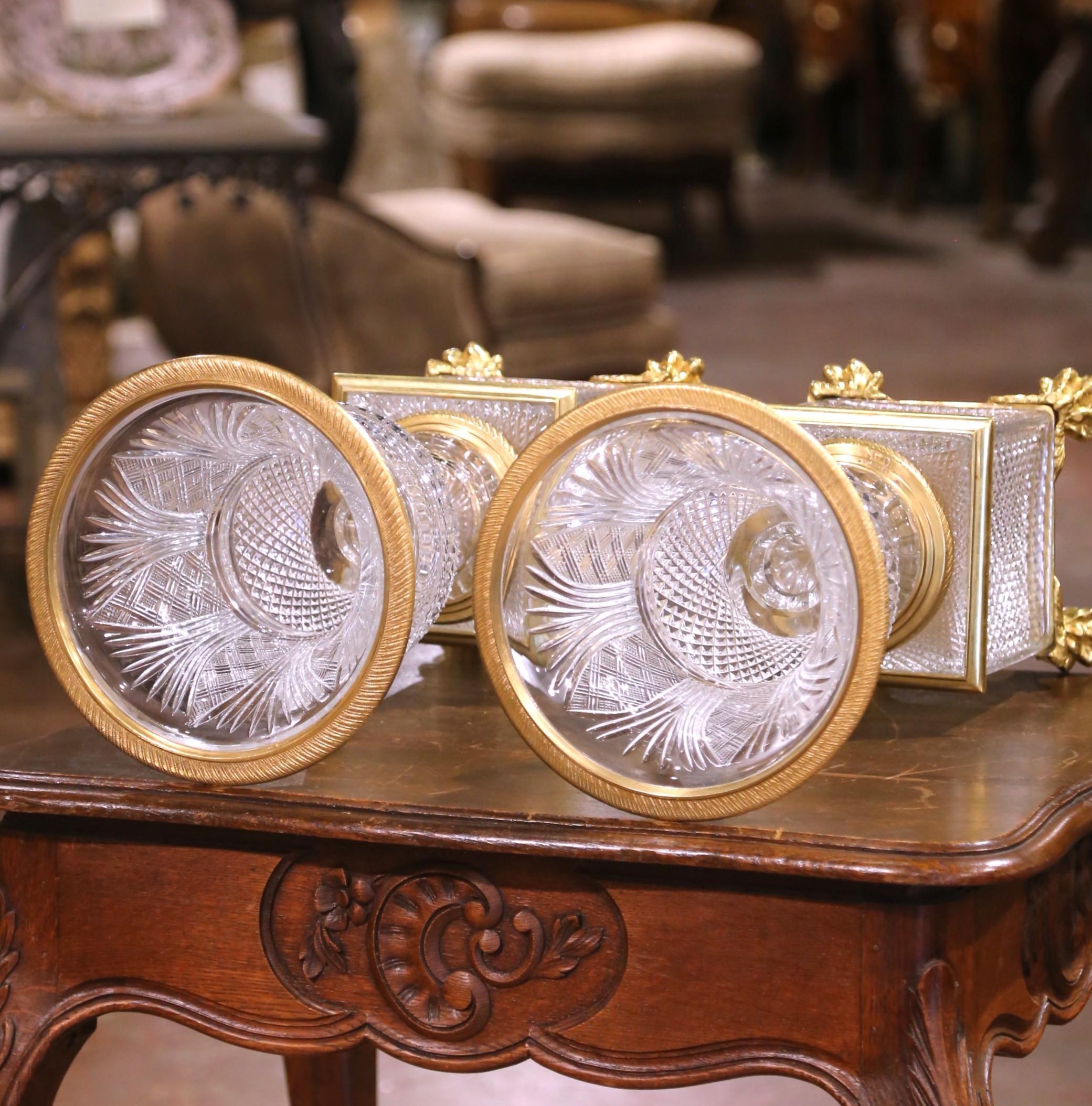 Bronze Paire d'urnes françaises du 19ème siècle en cristal taillé et bronze doré sur piédestal en vente