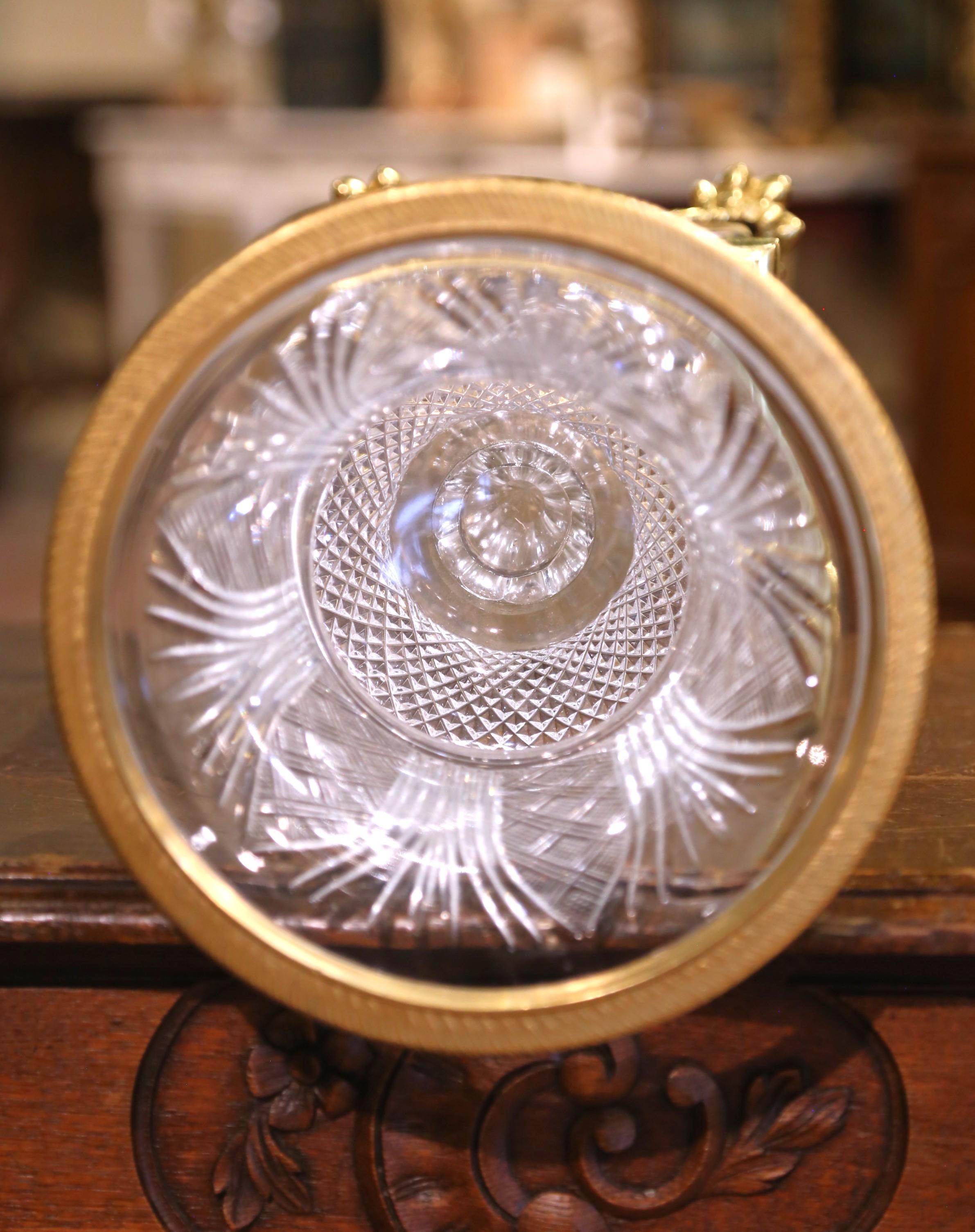 Paire d'urnes françaises du 19ème siècle en cristal taillé et bronze doré sur piédestal en vente 1