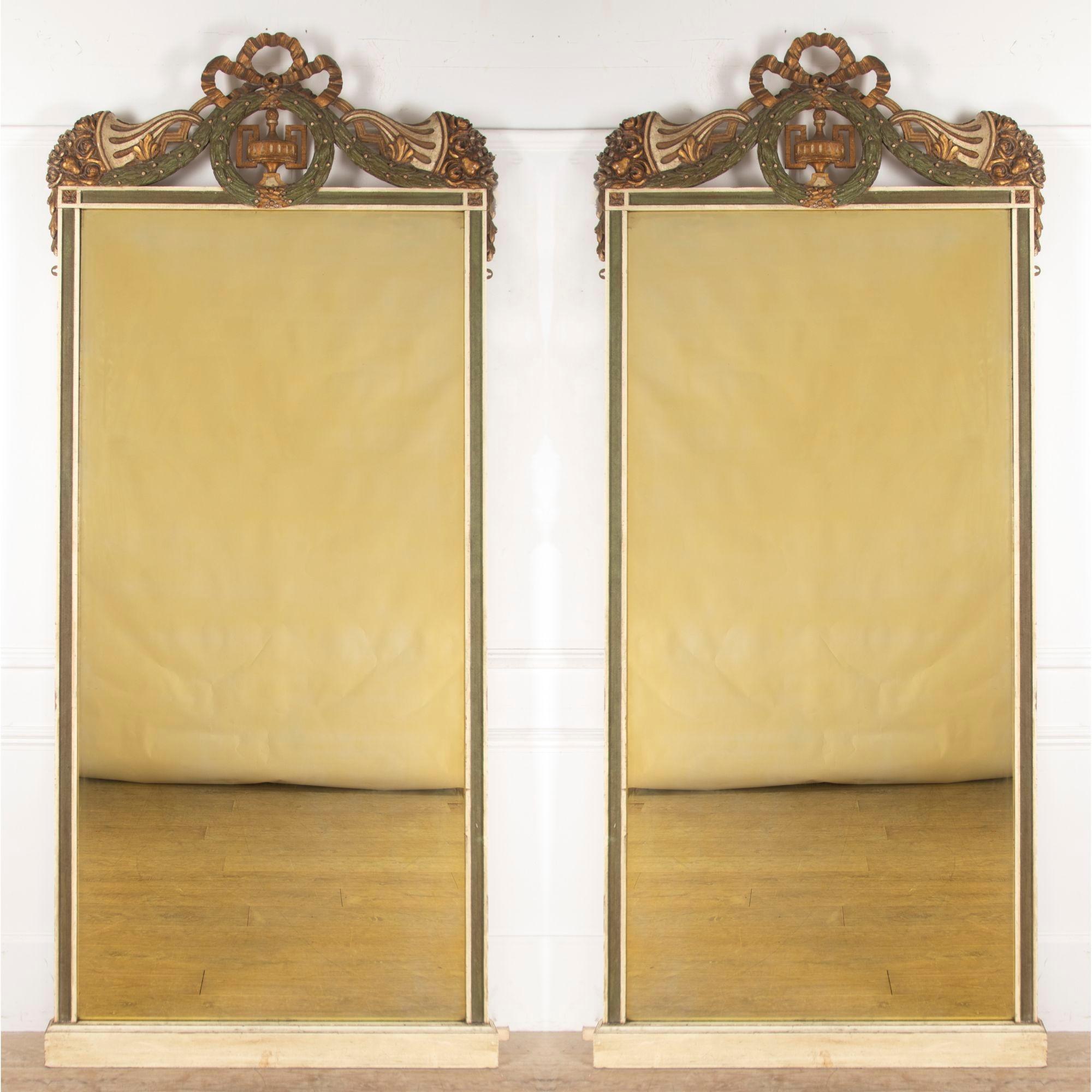Splendida coppia di specchi francesi con cornice intagliata di grandi dimensioni, CIRCA 1890.
Questi specchi meravigliosamente decorativi mostrano la loro vernice originale e la patina dorata, così come le piastre originali con accenni di