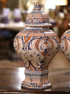 Pareja de jarras de jengibre de loza francesa del siglo XIX pintadas a mano en Desvres