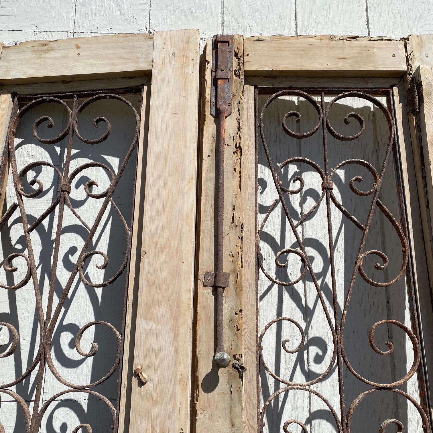 Paire de portes françaises du 19ème siècle avec panneaux de fer forgé incurvés en vente 5