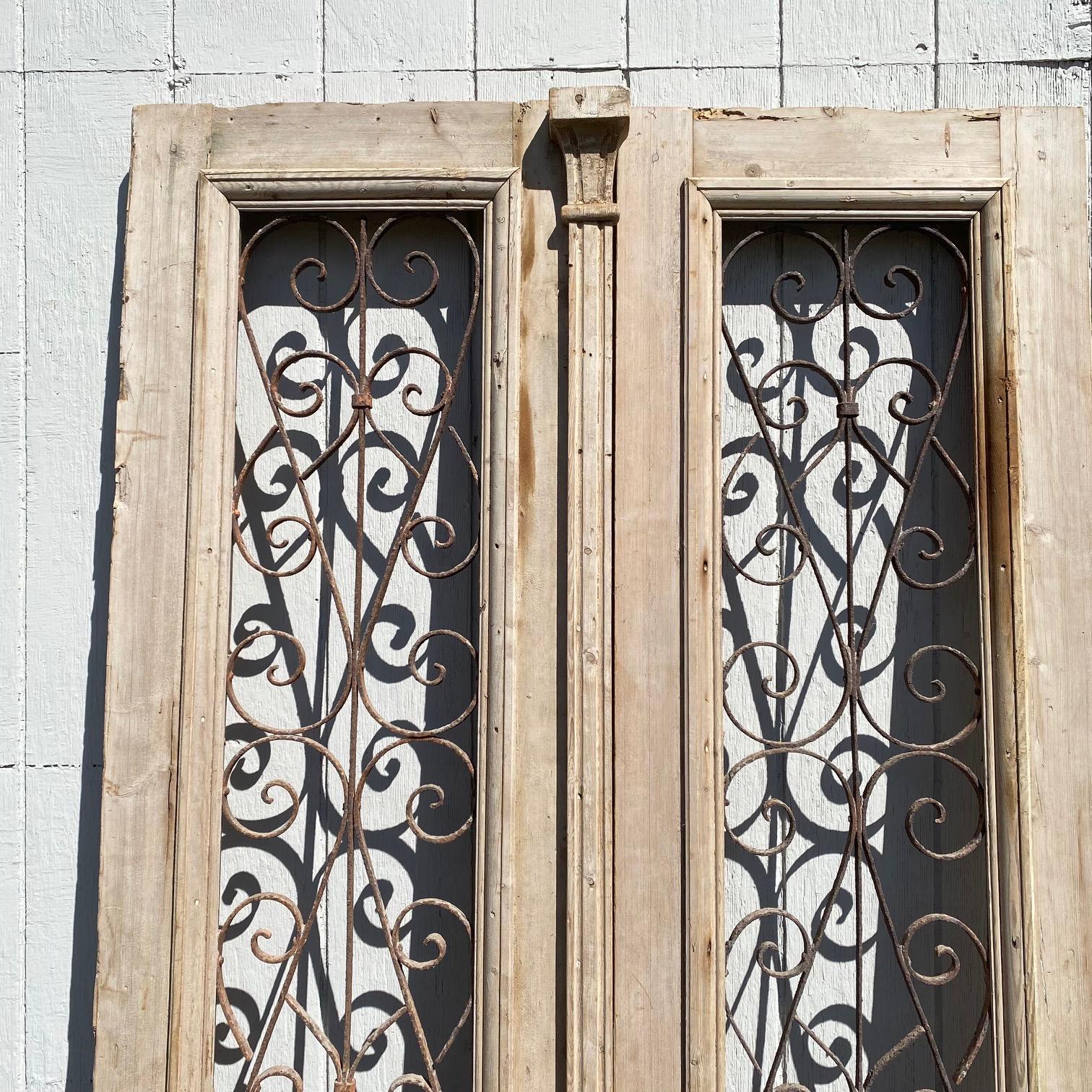 Paire de portes françaises du 19ème siècle avec panneaux de fer forgé incurvés en vente 7
