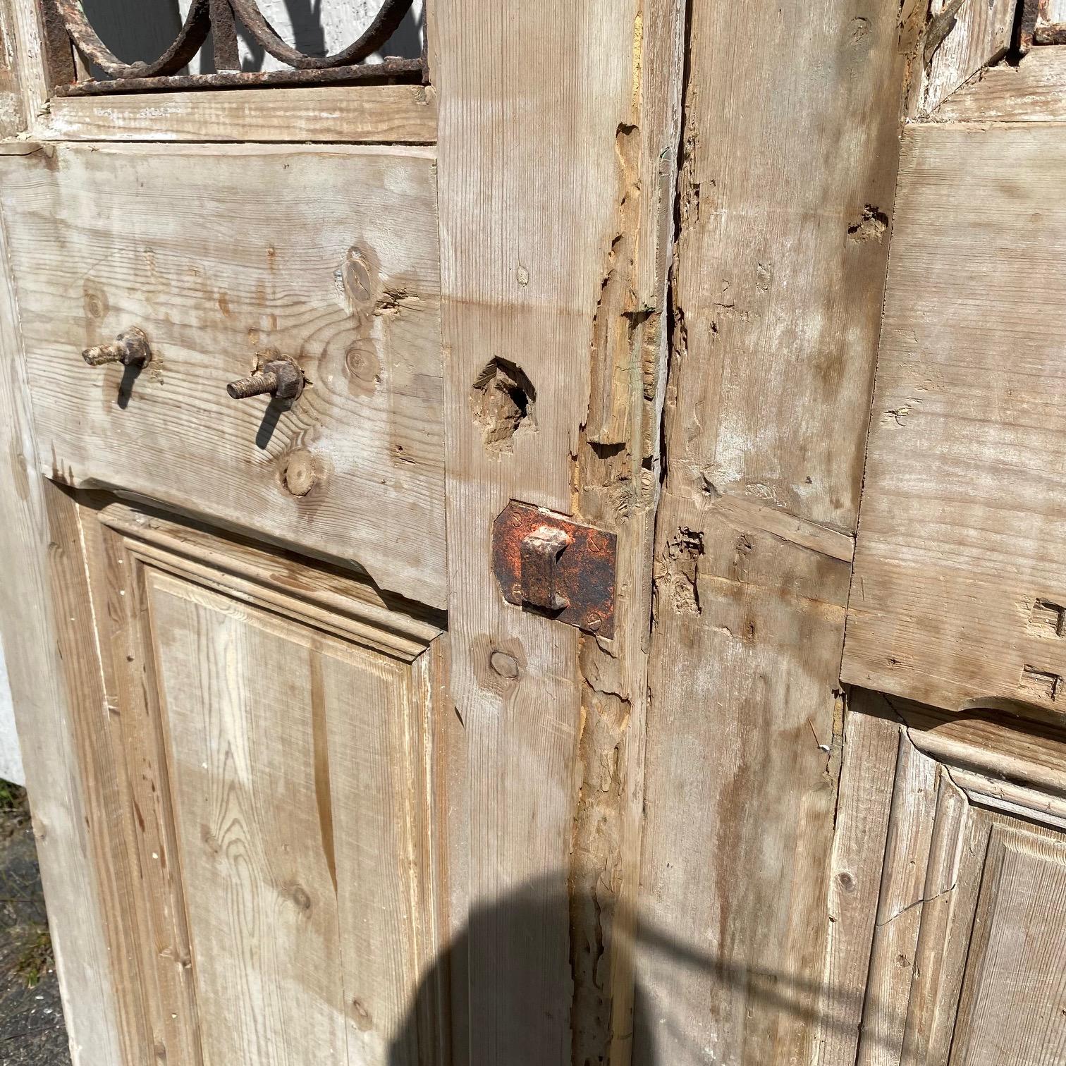 Paire de portes françaises du 19ème siècle avec panneaux de fer forgé incurvés en vente 8