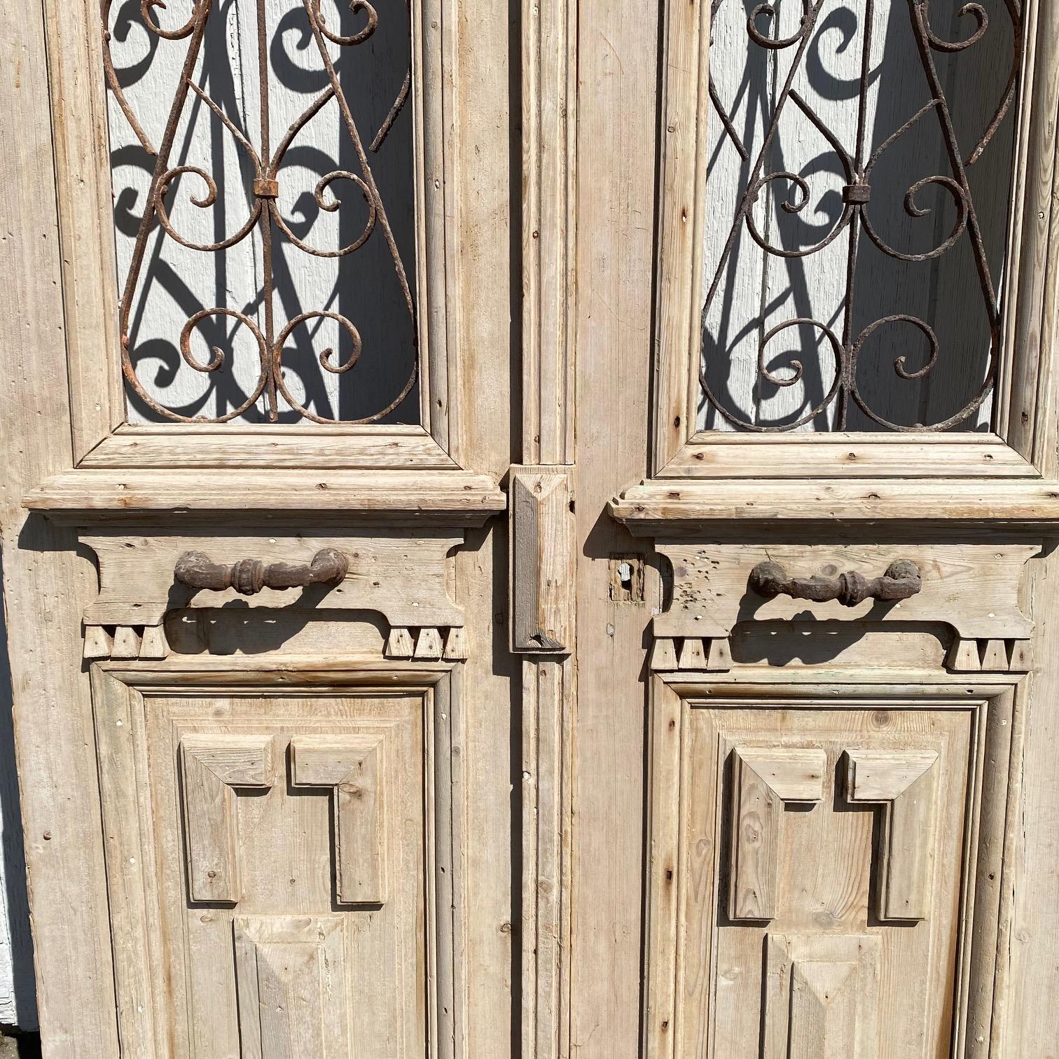 Paire de portes françaises du 19ème siècle avec panneaux de fer forgé incurvés Abîmé - En vente à Hopewell, NJ