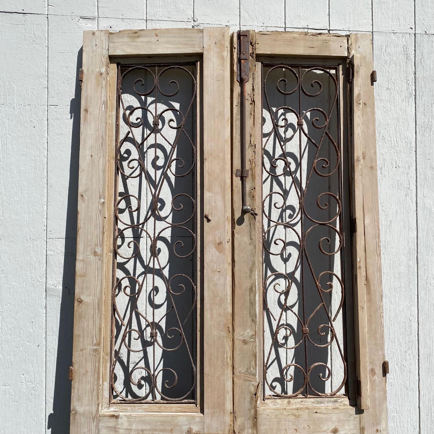 Paire de portes françaises du 19ème siècle avec panneaux de fer forgé incurvés en vente 2