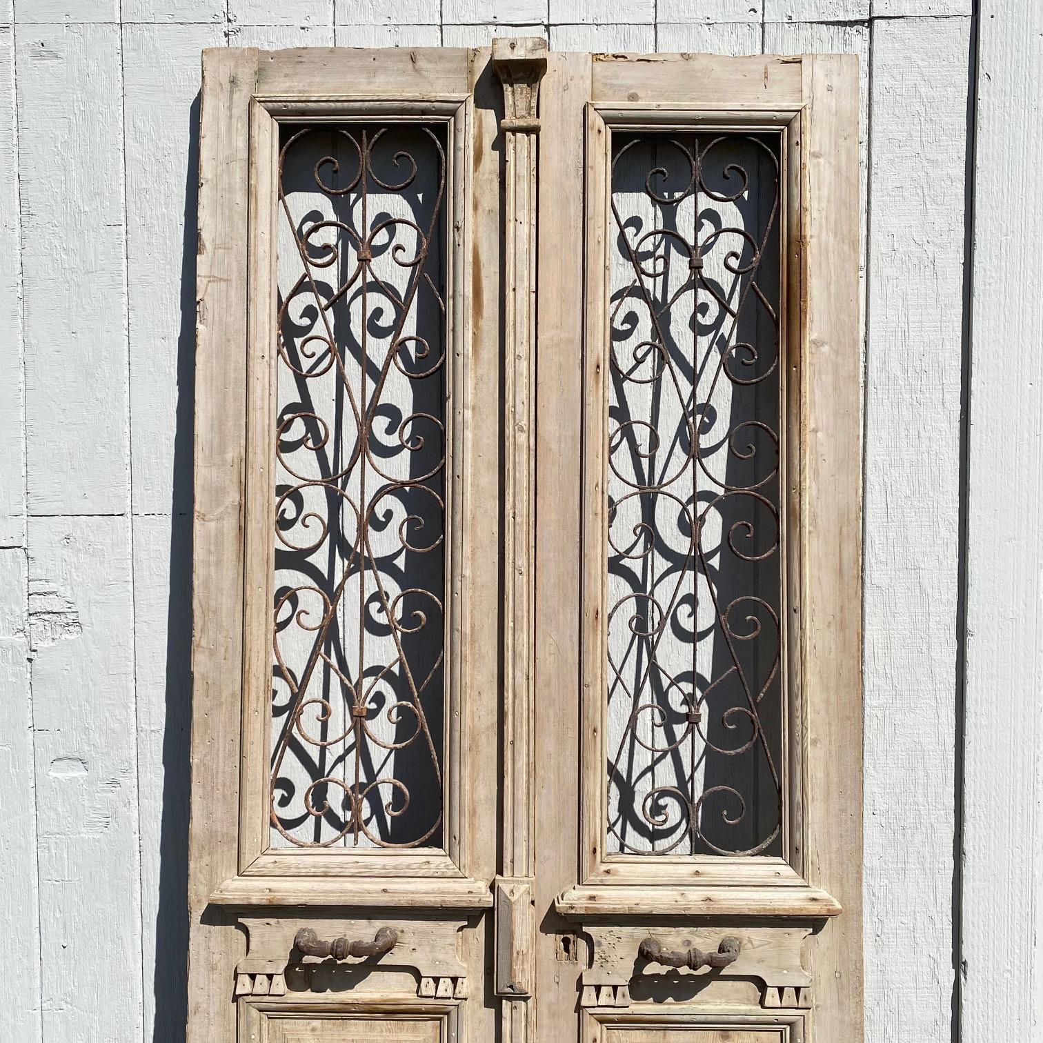Paire de portes françaises du 19ème siècle avec panneaux de fer forgé incurvés en vente 3