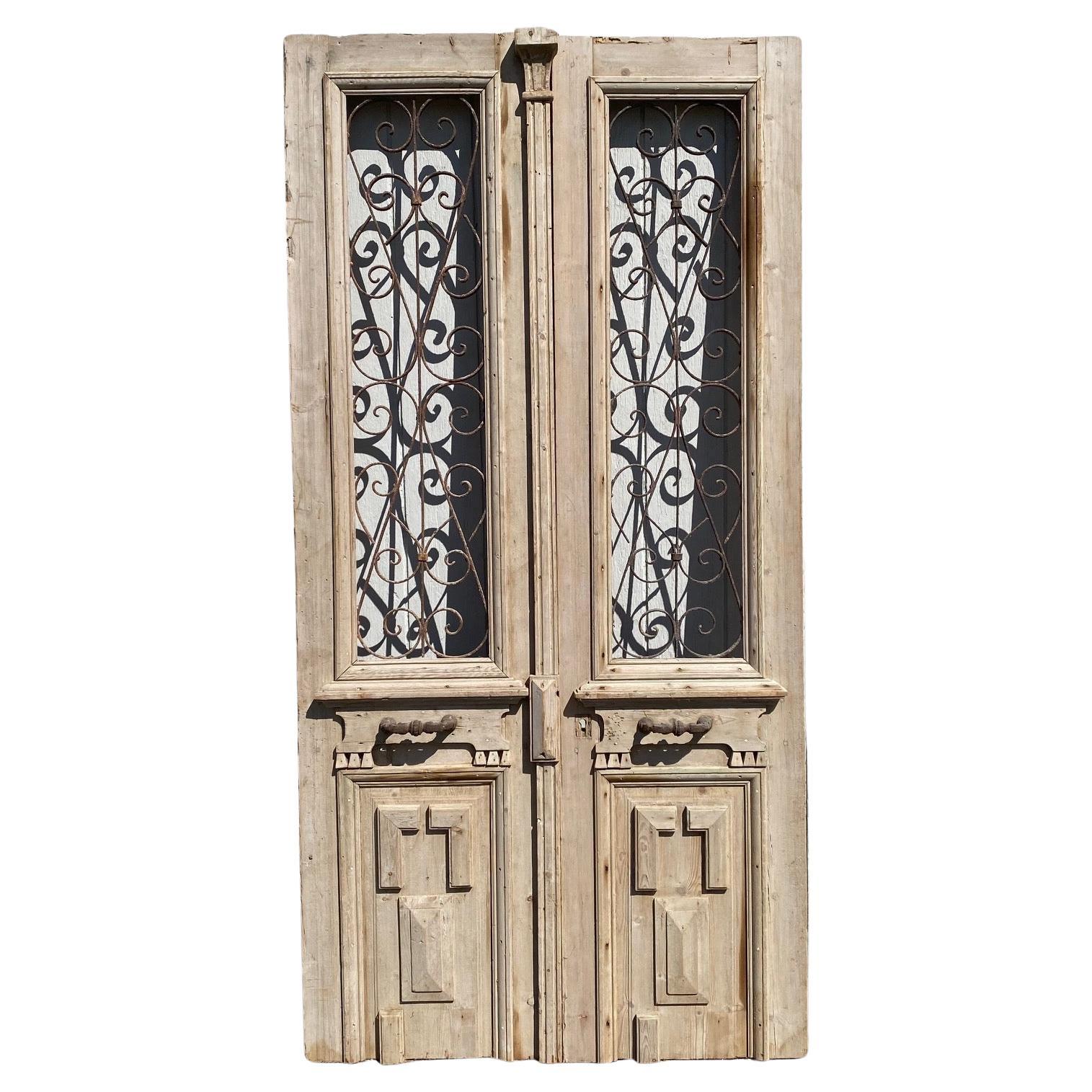 Paire de portes françaises du 19ème siècle avec panneaux de fer forgé incurvés en vente