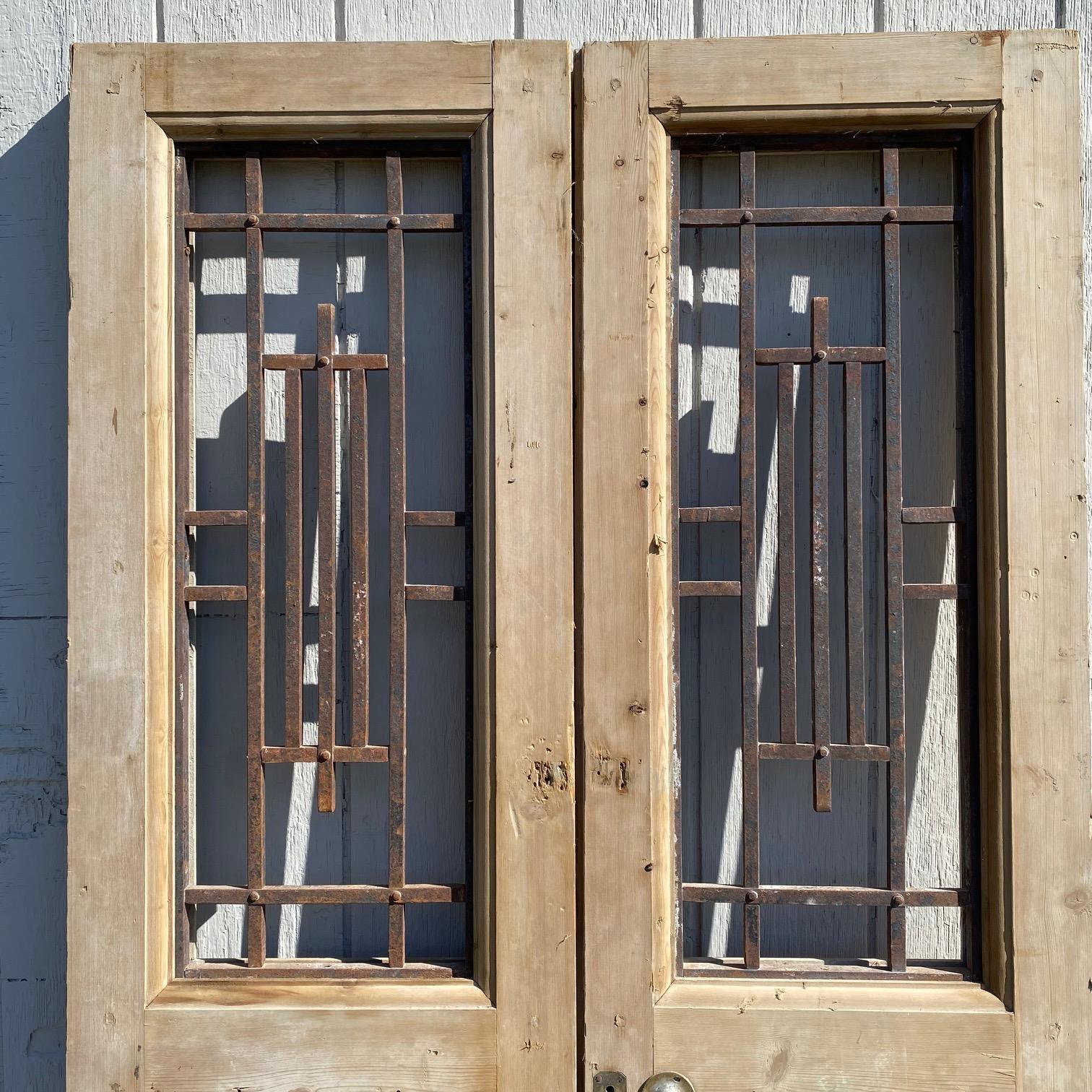 Paar französische Türen des 19. Jahrhunderts mit schmiedeeisernen Paneelen im Angebot 8