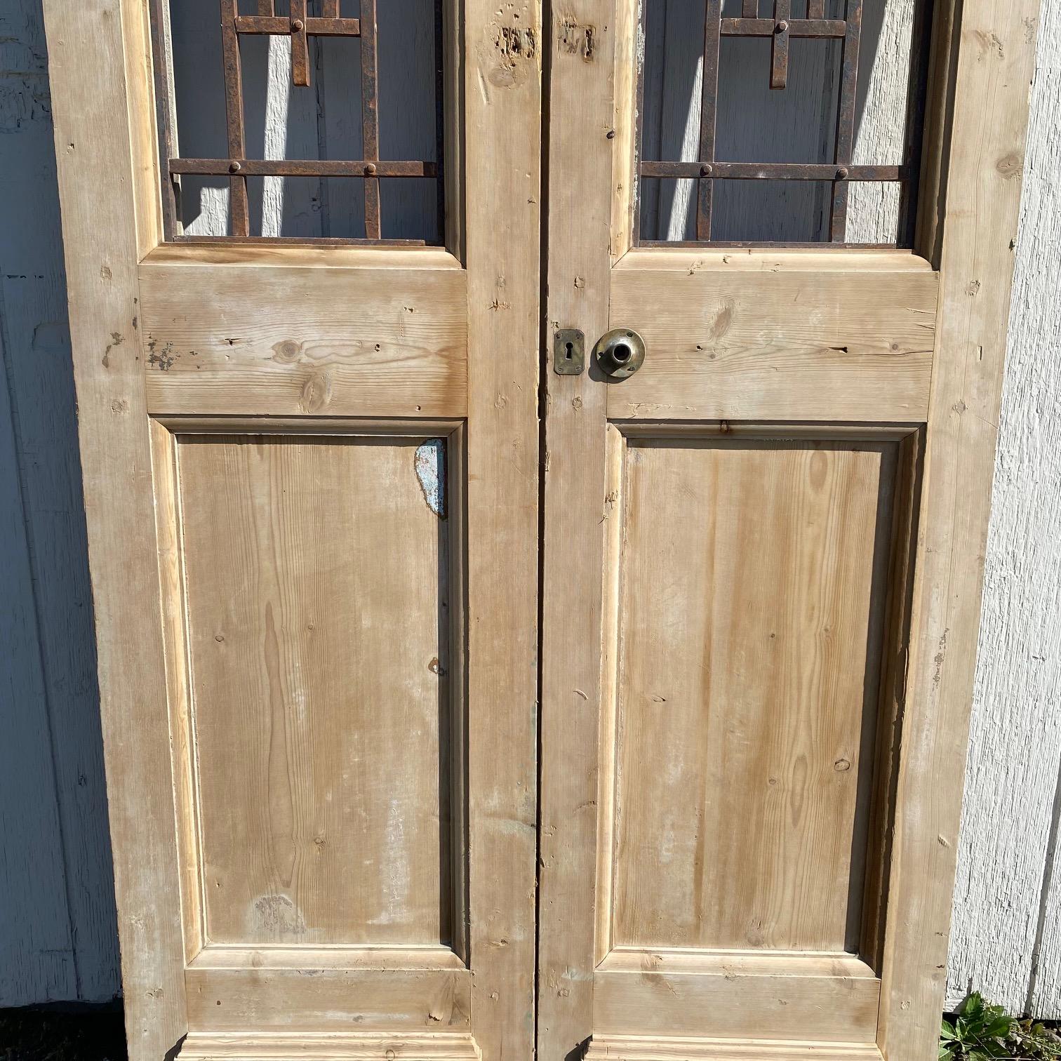 Paar französische Türen des 19. Jahrhunderts mit schmiedeeisernen Paneelen (Französisch) im Angebot