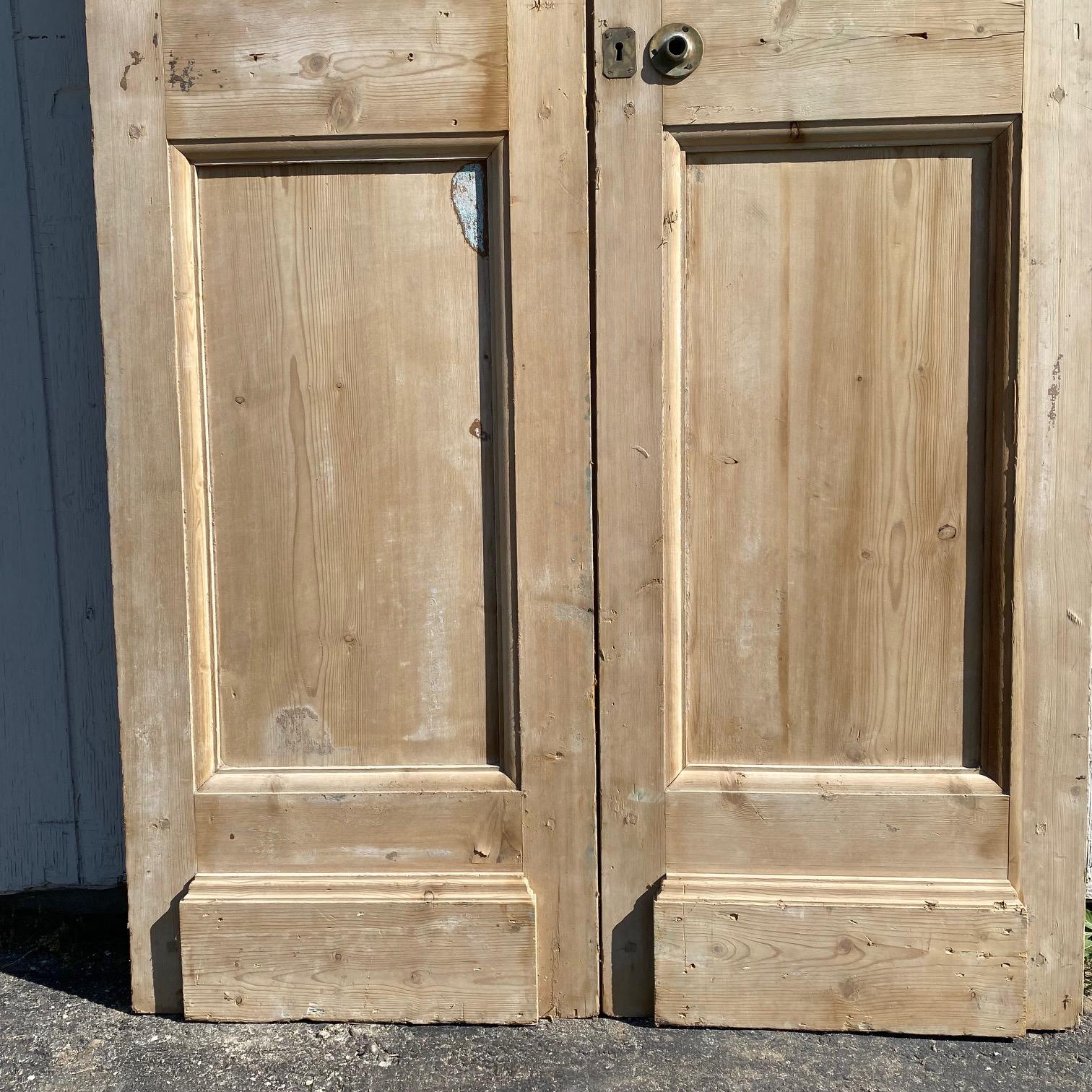 Paar französische Türen des 19. Jahrhunderts mit schmiedeeisernen Paneelen im Zustand „Gut“ im Angebot in Hopewell, NJ