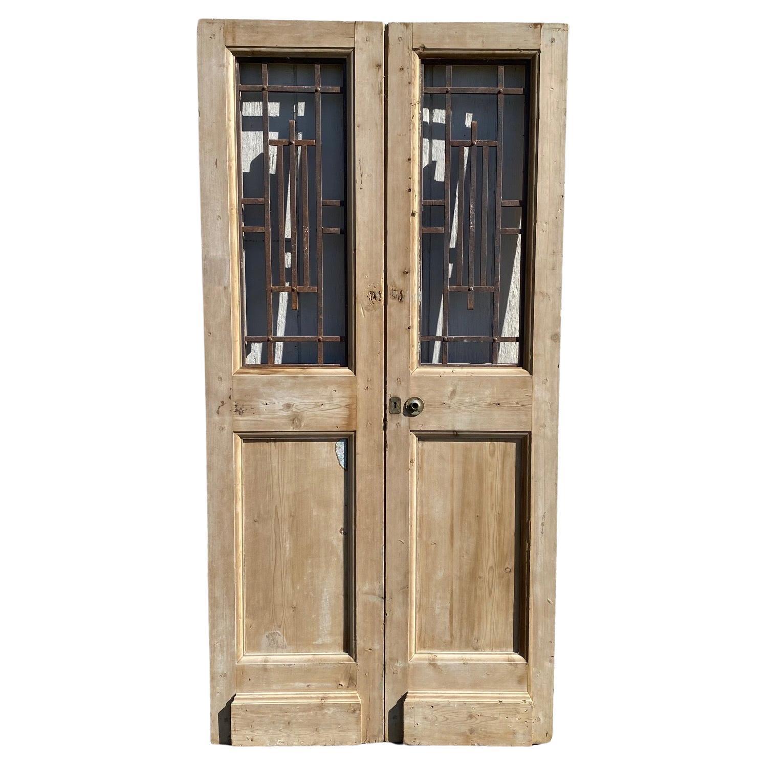 Paar französische Türen des 19. Jahrhunderts mit schmiedeeisernen Paneelen im Angebot