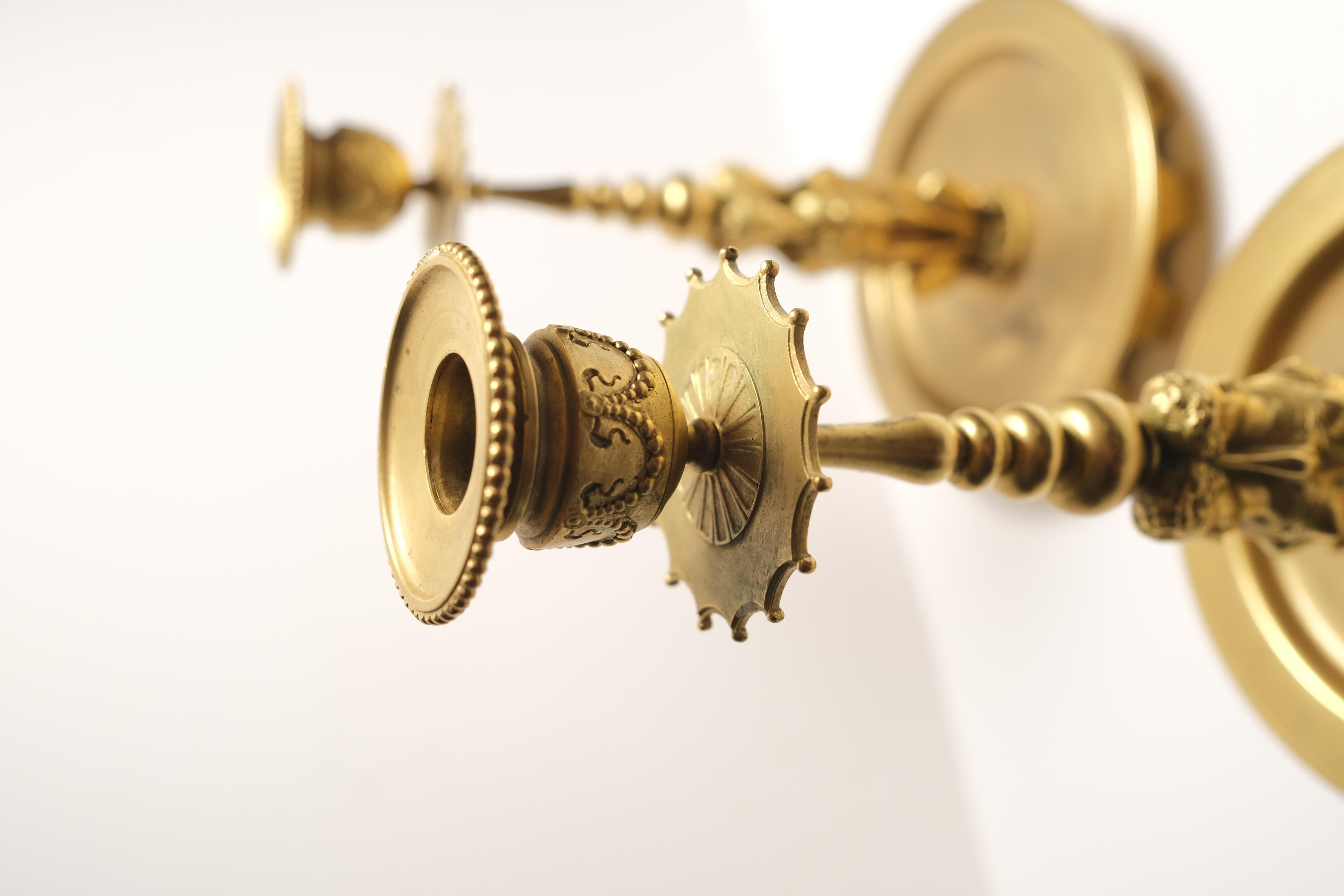Français Paire de chandeliers en bronze doré du XIXe siècle en vente