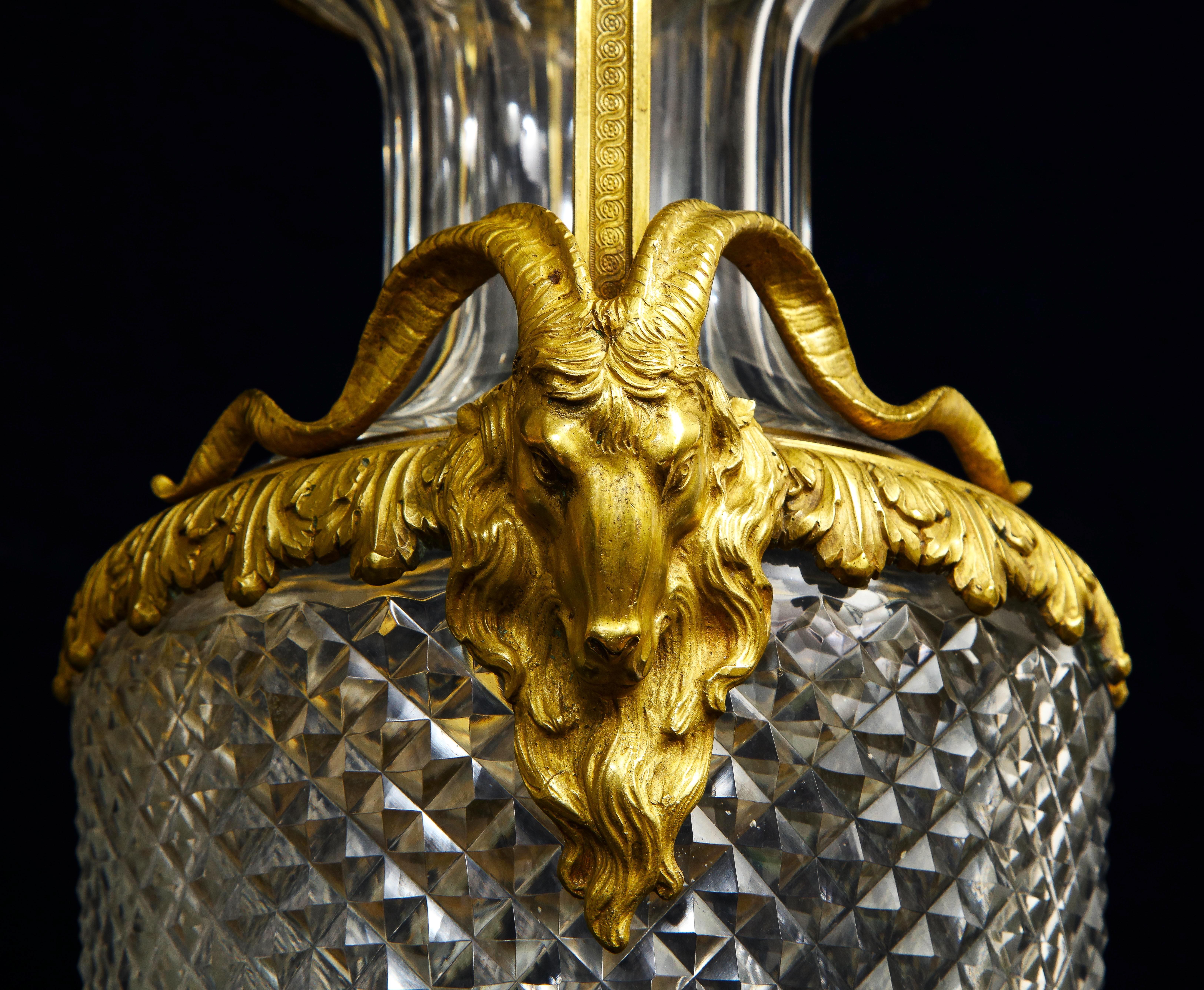 Coppia di vasi di cristallo con montatura in bronzo Dore del XIX secolo, attribuiti a Baccarat in vendita 3