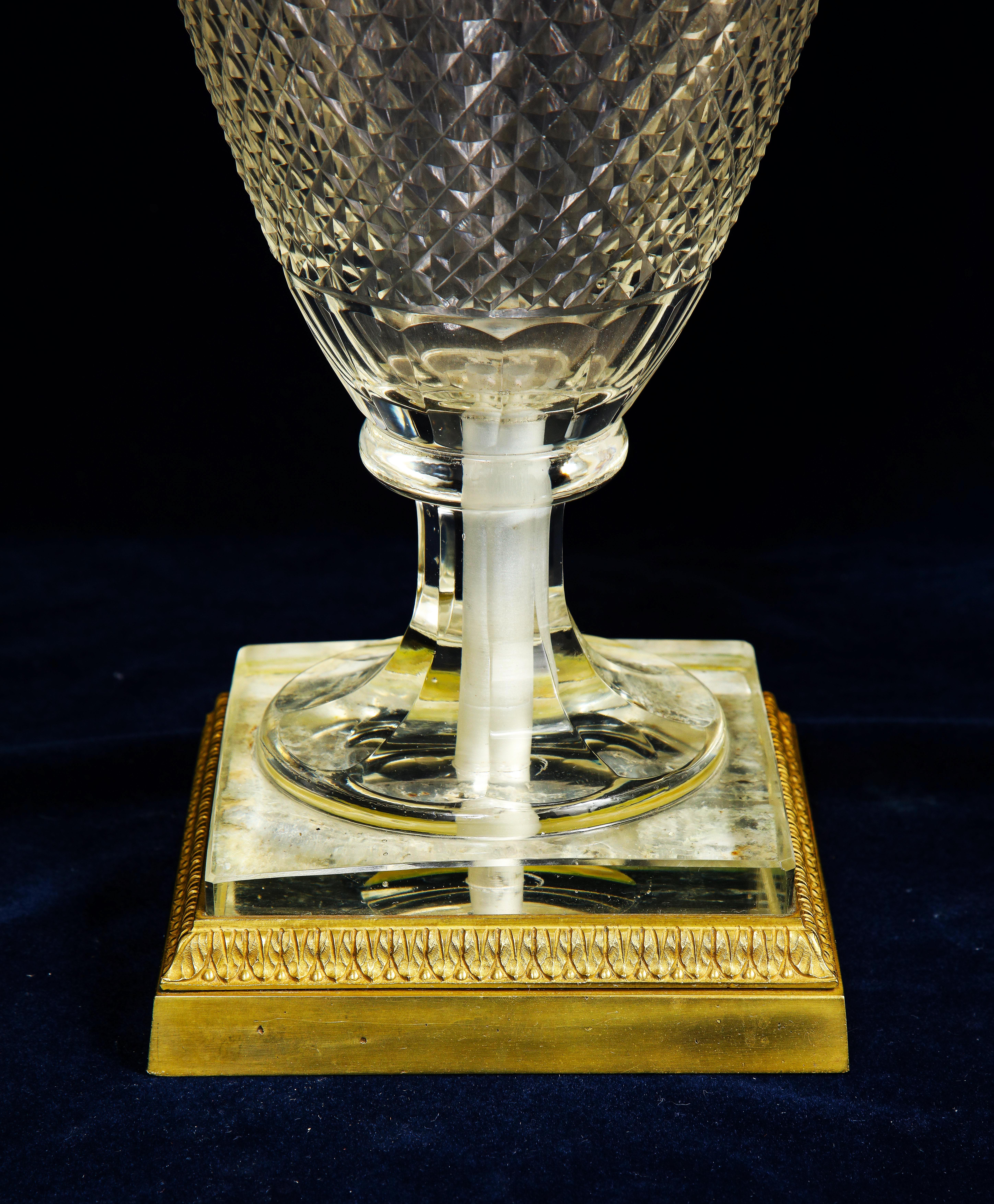 Paire de vases en cristal montés sur bronze doré du 19ème siècle attachés à Baccarat en vente 4