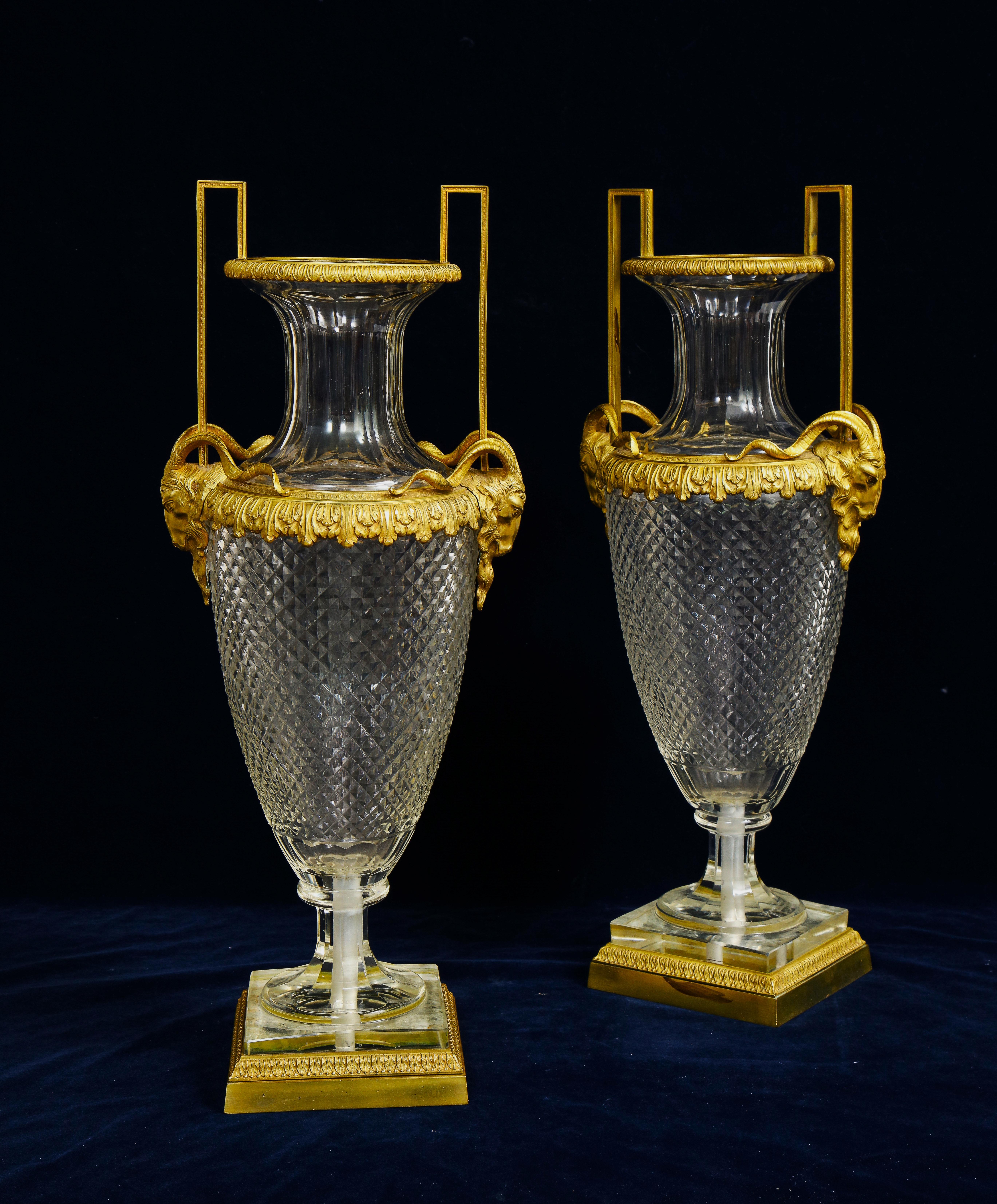 Paire monumentale de vases en cristal à tête de bélier en bronze Dore du 19ème siècle, montés à la main et taillés en diamant, attribuée à Baccarat. Chaque vase est magnifiquement réalisé avec de fantastiques montures en bronze doré. Le bronze doré