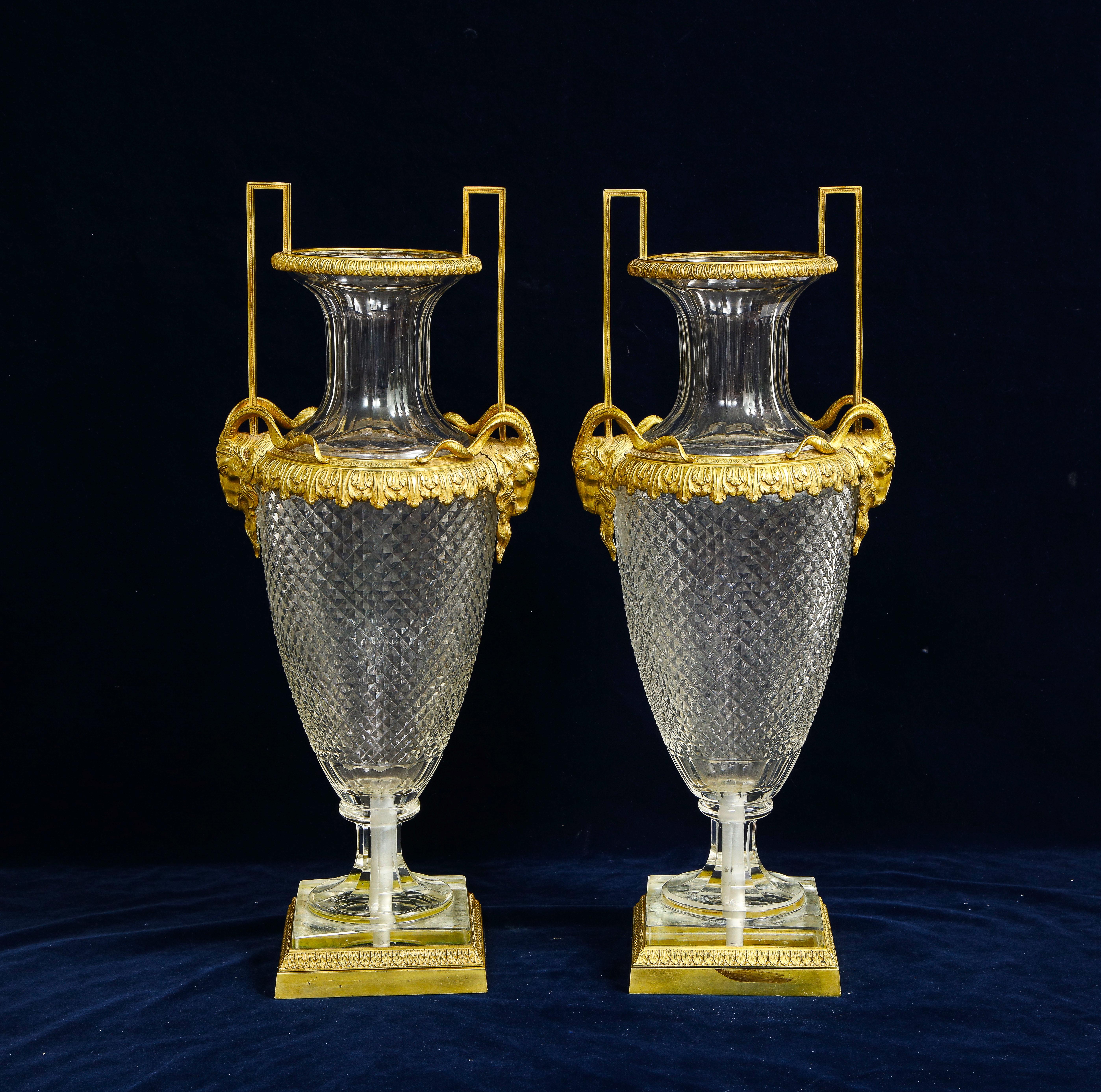 Intagliato a mano Coppia di vasi di cristallo con montatura in bronzo Dore del XIX secolo, attribuiti a Baccarat in vendita