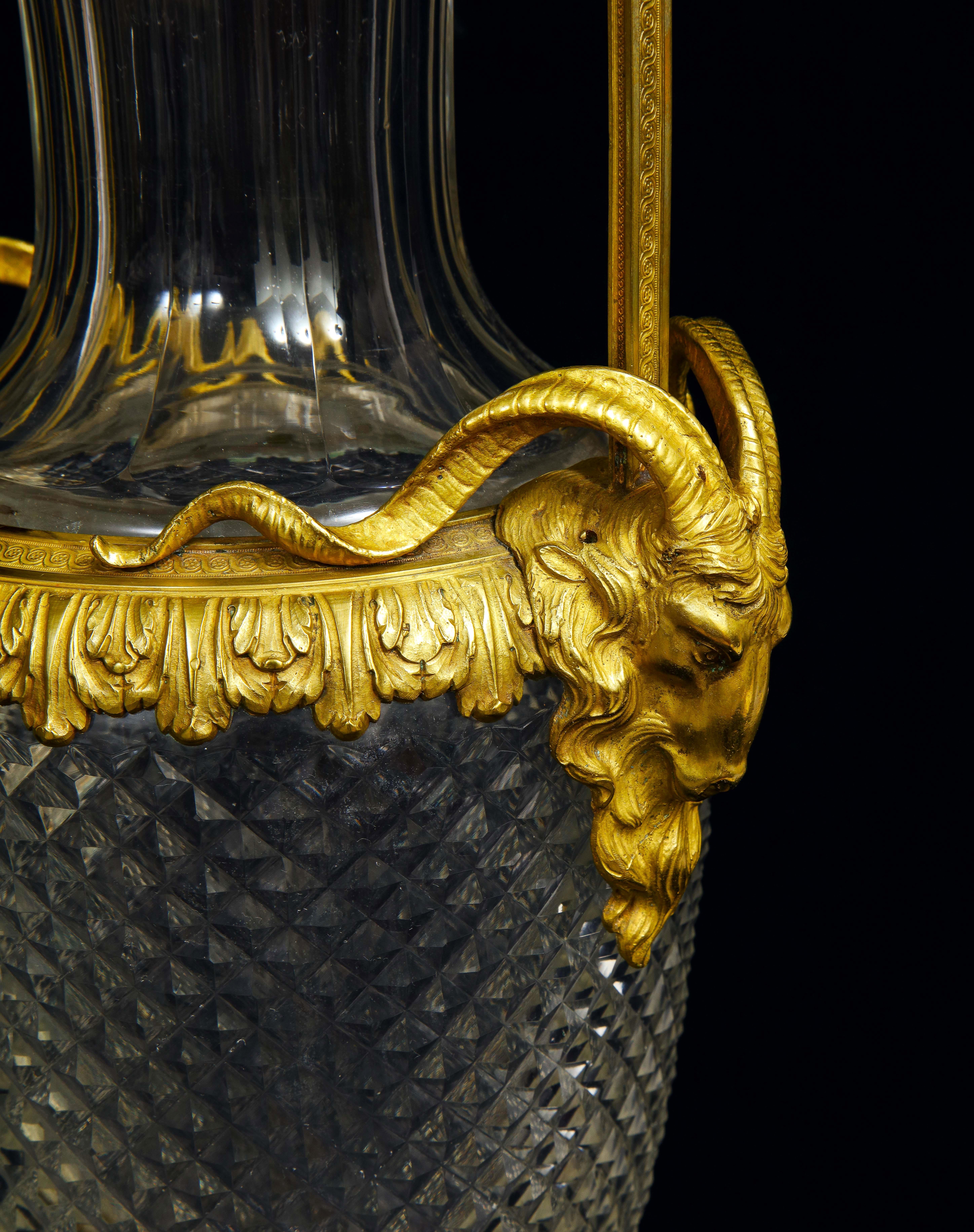Paar französische Dore-Bronze-Vasen mit Kristallbeschlägen, Baccarat zugeschrieben, 19. Jahrhundert im Angebot 3