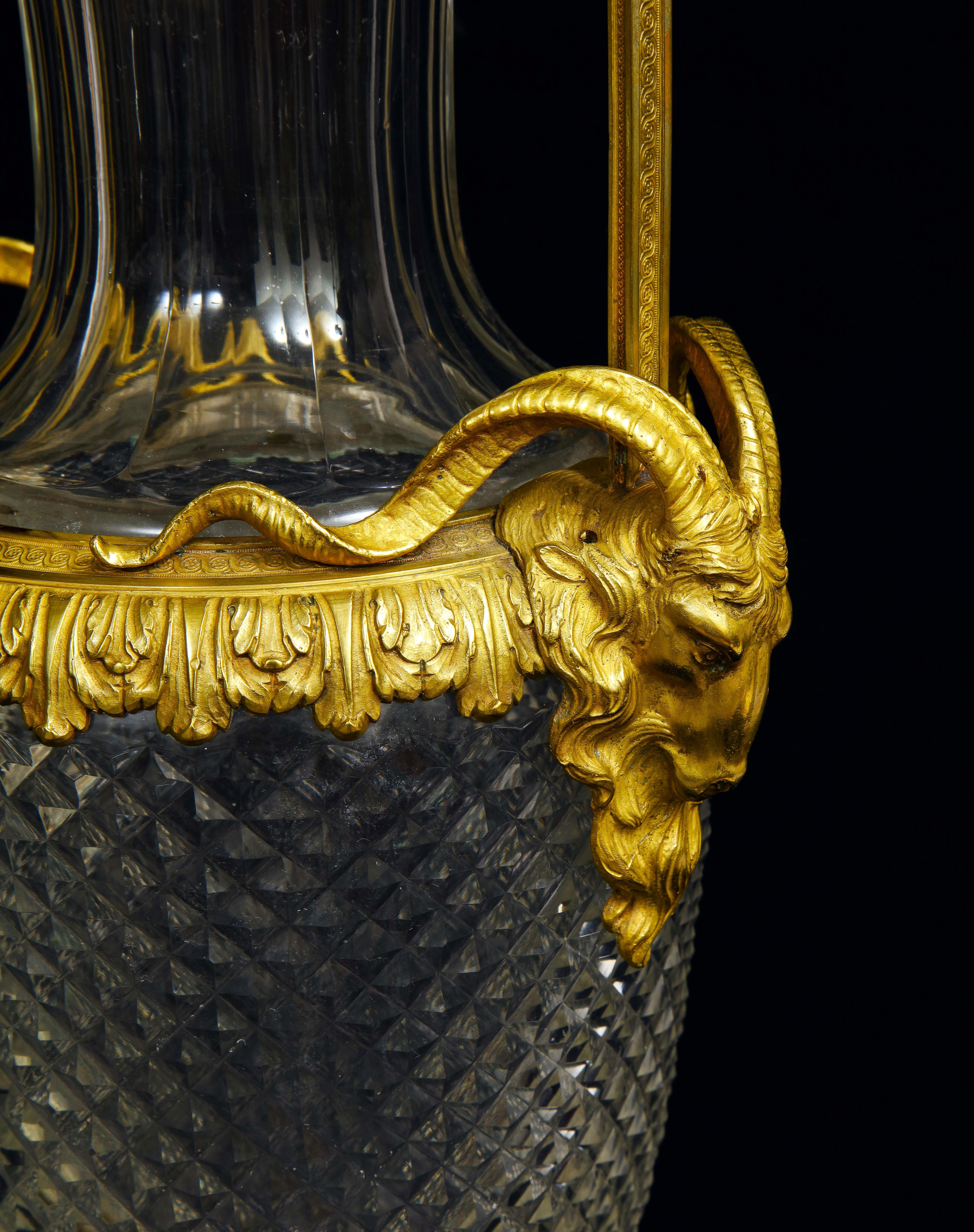 Coppia di vasi di cristallo con montatura in bronzo Dore del XIX secolo, attribuiti a Baccarat in vendita 2