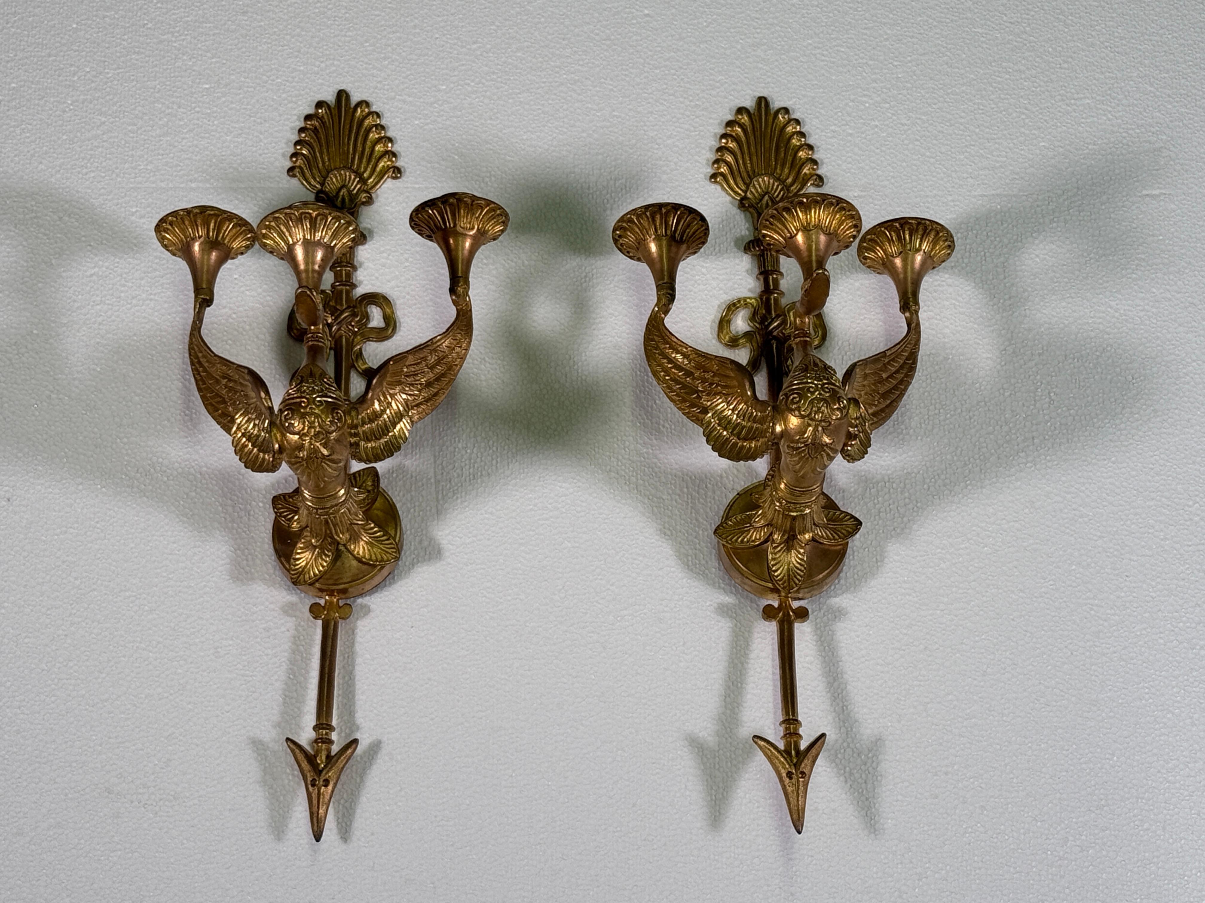 Français Paire d'appliques françaises du 19ème siècle en bronze doré en vente