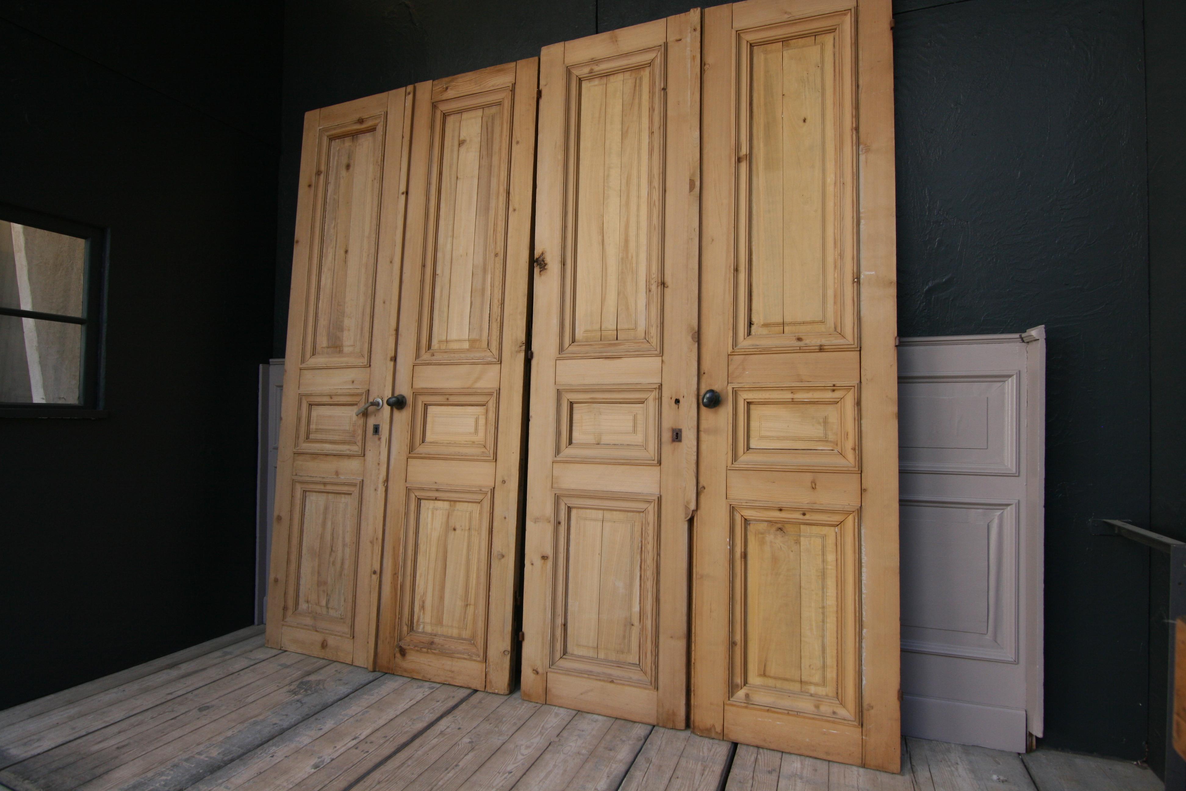 Pair of 19th Century French Double Doors Made of Pine In Good Condition In Dusseldorf, DE