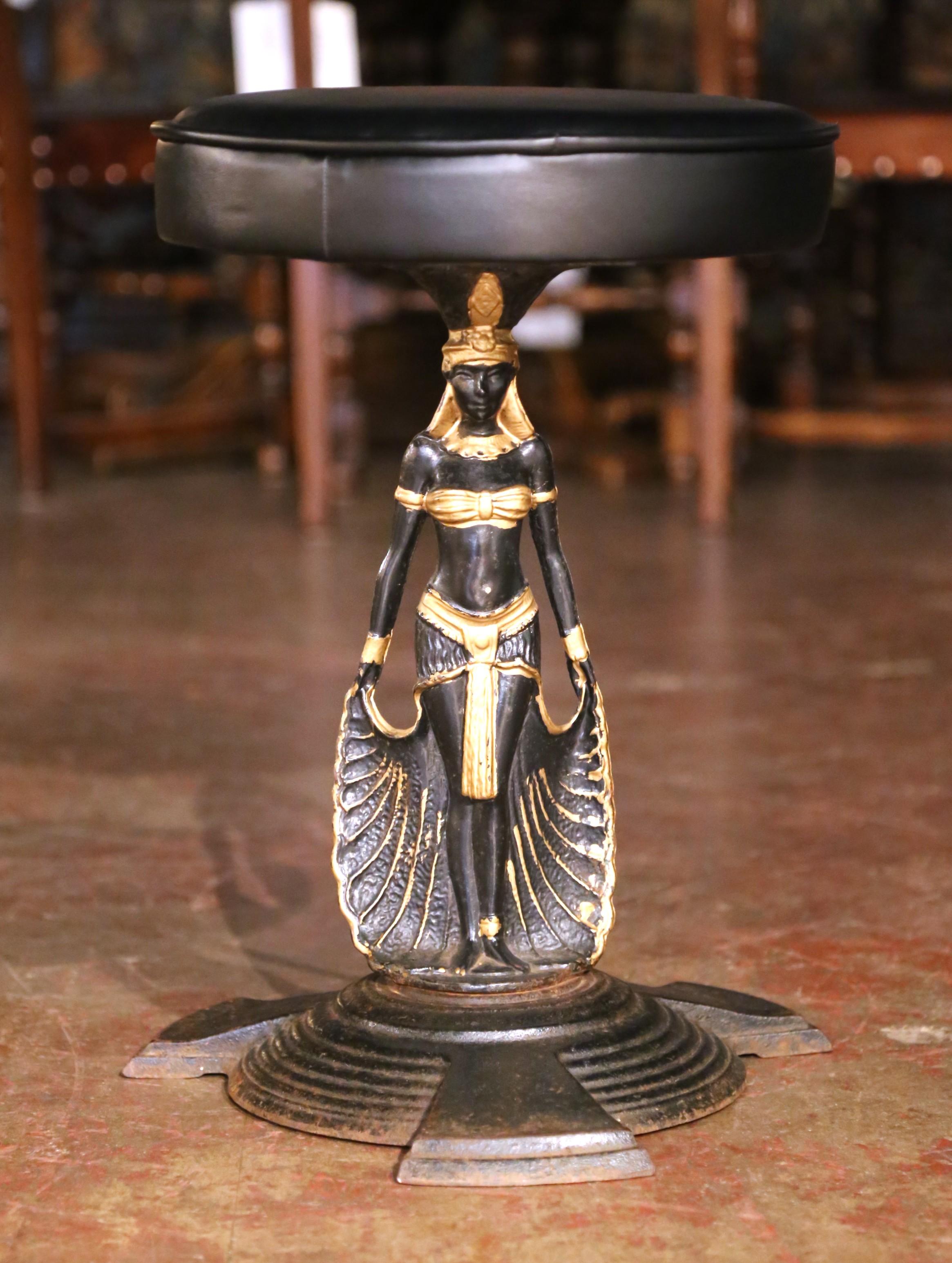 Néo-égyptien Paire de tabourets en fer de style néo-égyptien français du 19e siècle avec sièges en cuir en vente