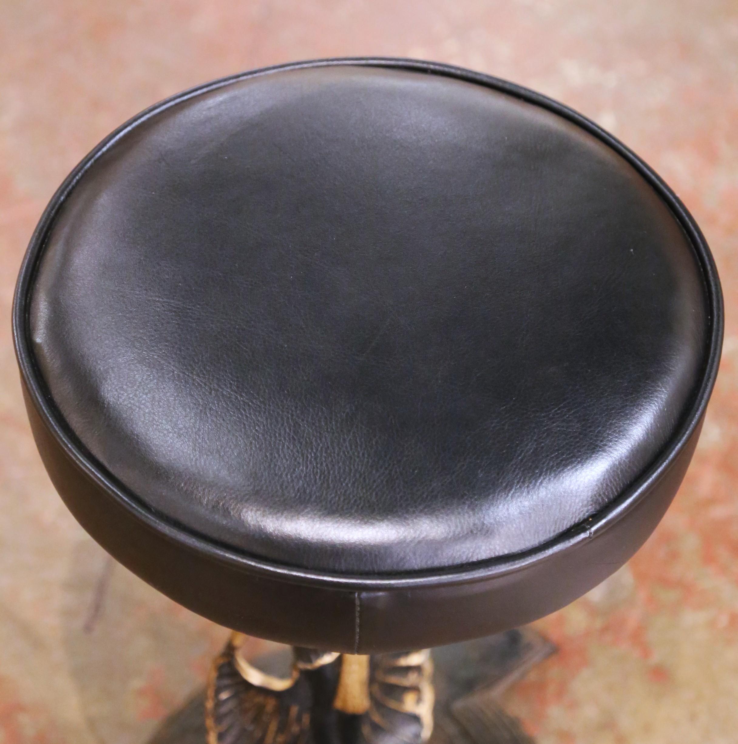 Français Paire de tabourets en fer de style néo-égyptien français du 19e siècle avec sièges en cuir en vente