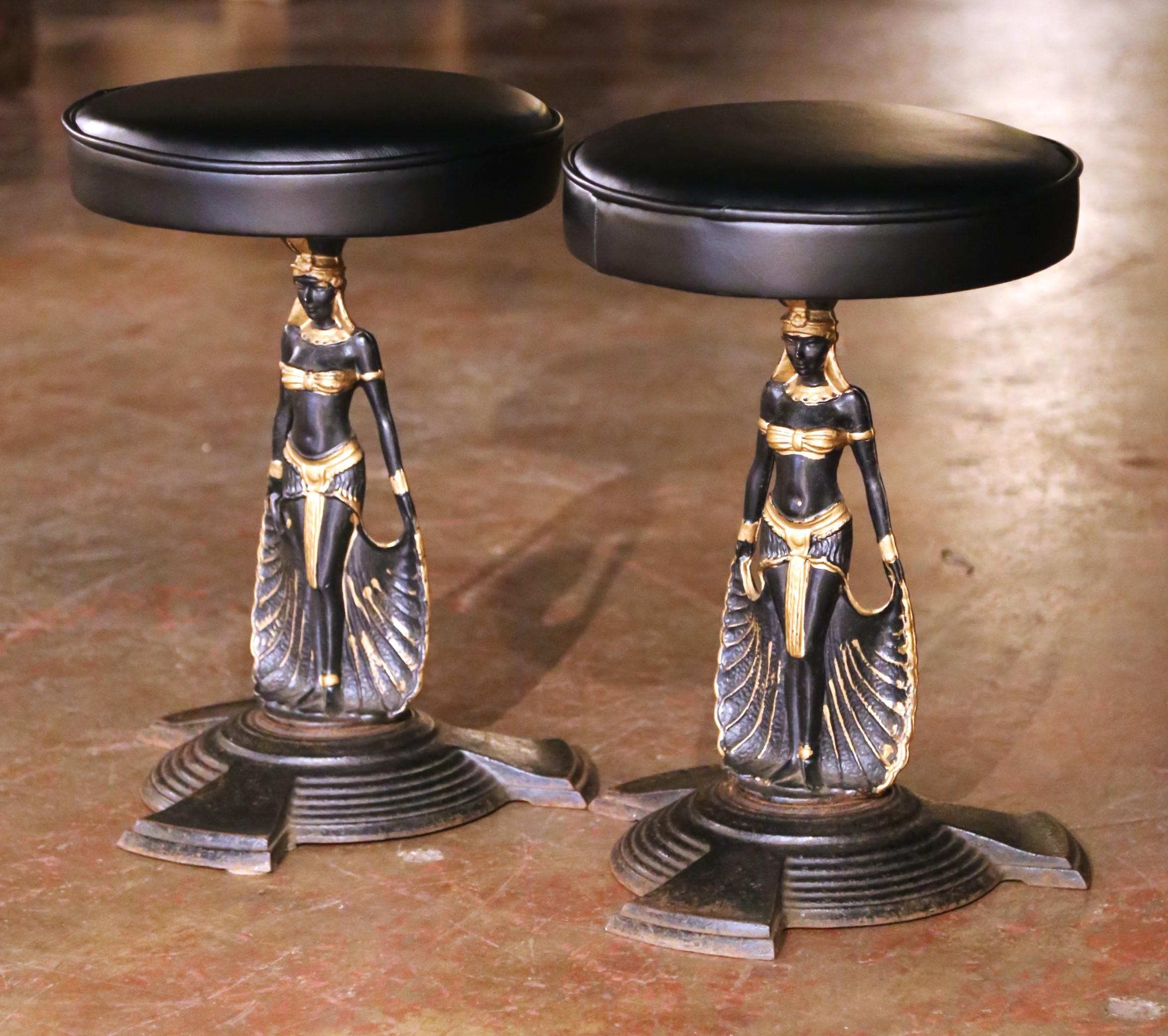 Peint à la main Paire de tabourets en fer de style néo-égyptien français du 19e siècle avec sièges en cuir en vente