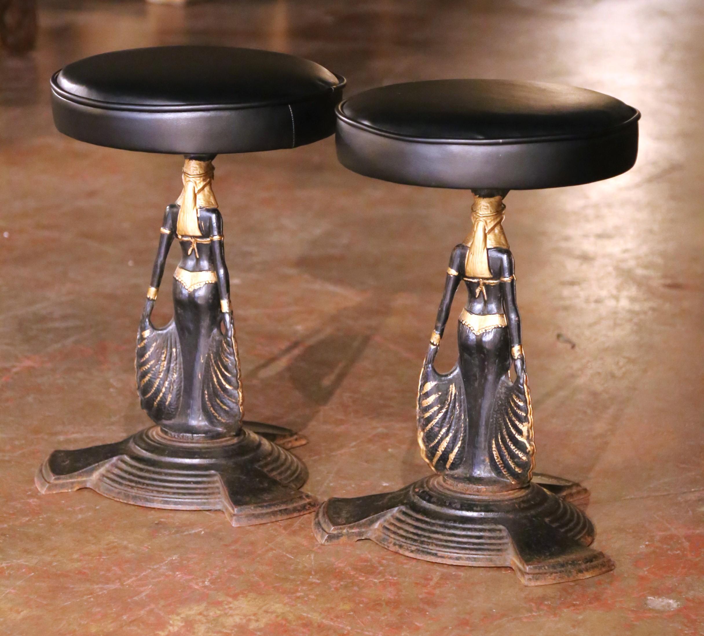 Paire de tabourets en fer de style néo-égyptien français du 19e siècle avec sièges en cuir en vente 1
