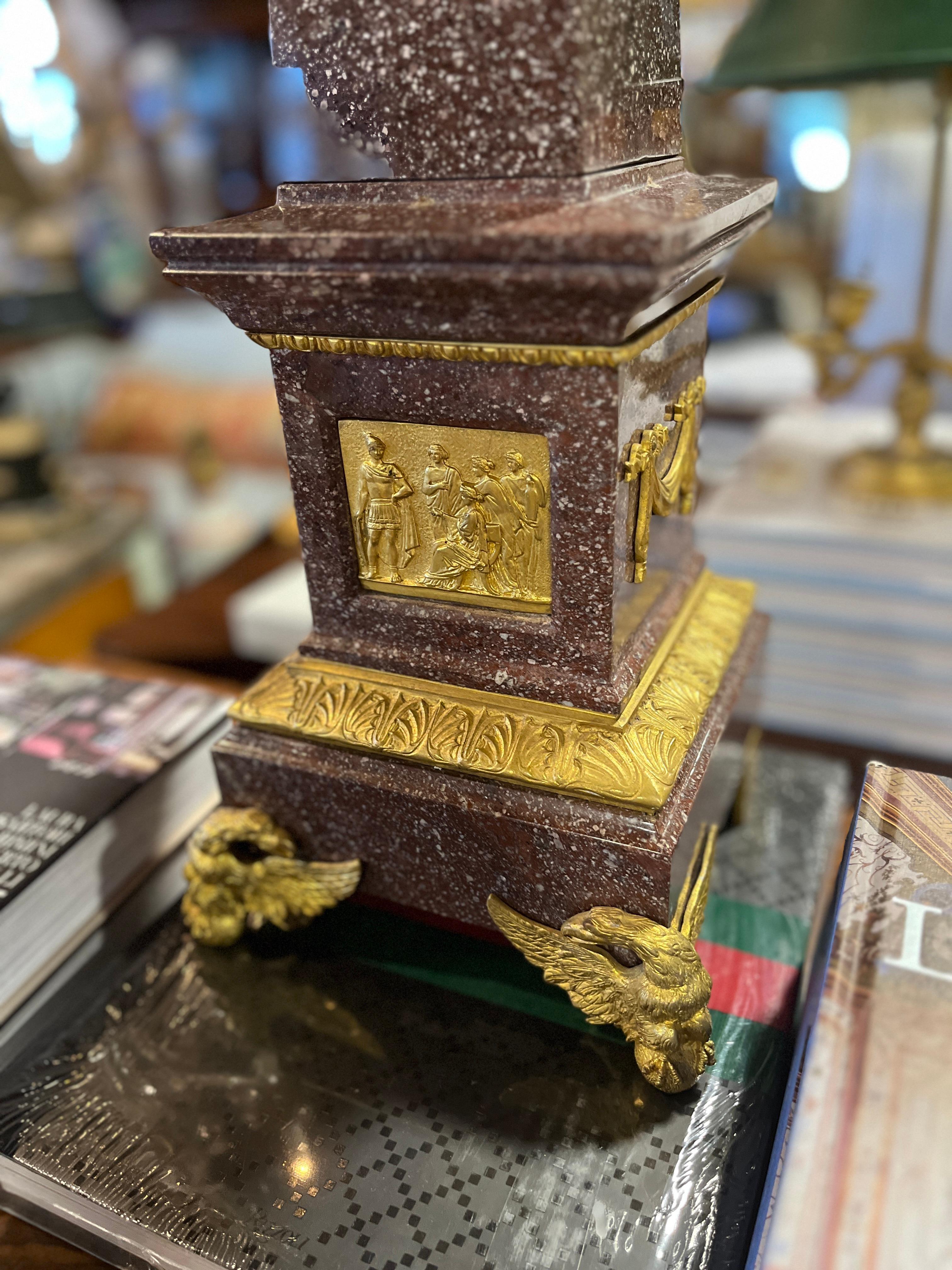 Français Paire d'obélisques en porphyre de style Revive égyptien français du 19e siècle avec montures en bronze doré en vente