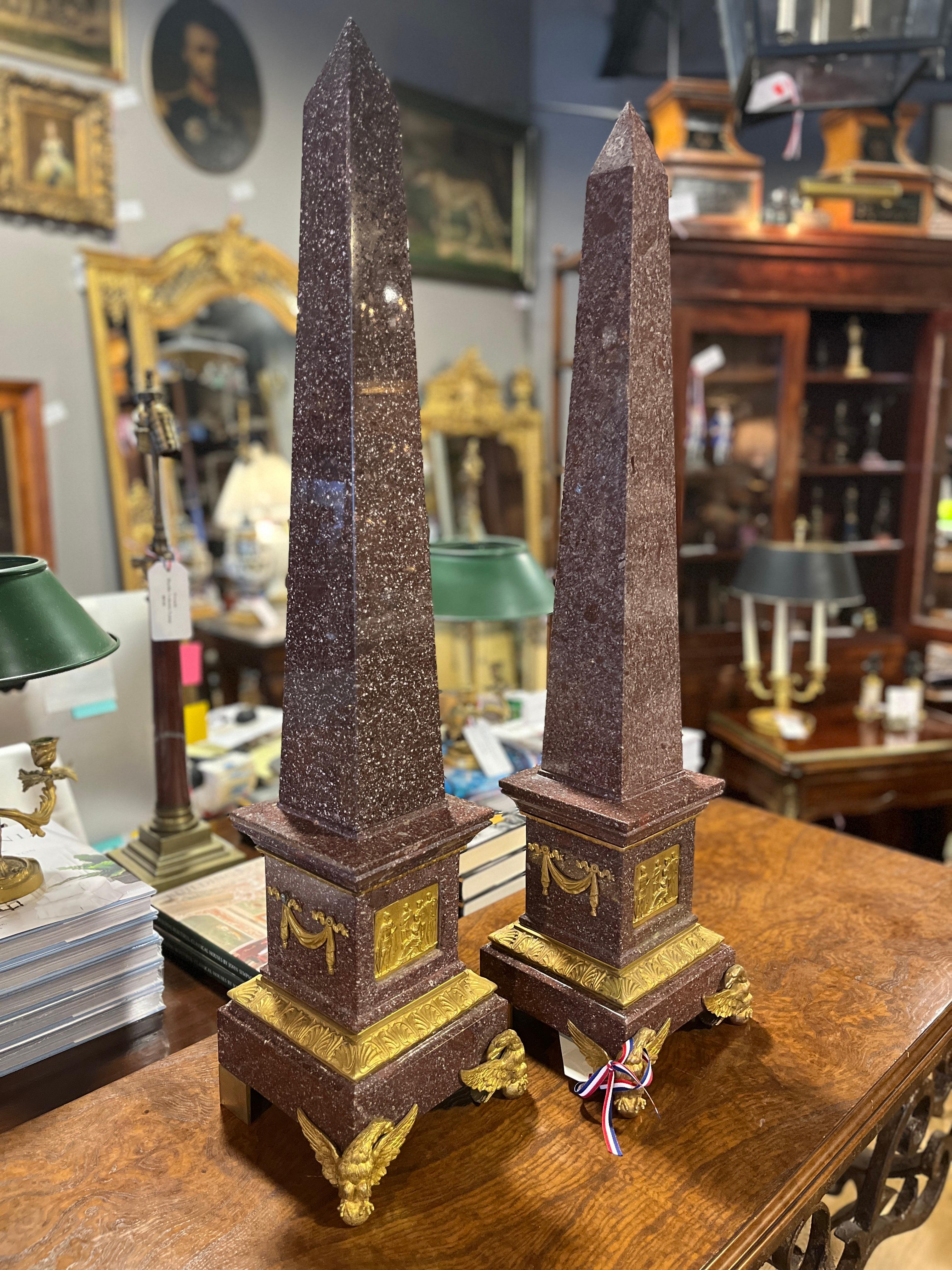 Doré Paire d'obélisques en porphyre de style Revive égyptien français du 19e siècle avec montures en bronze doré en vente