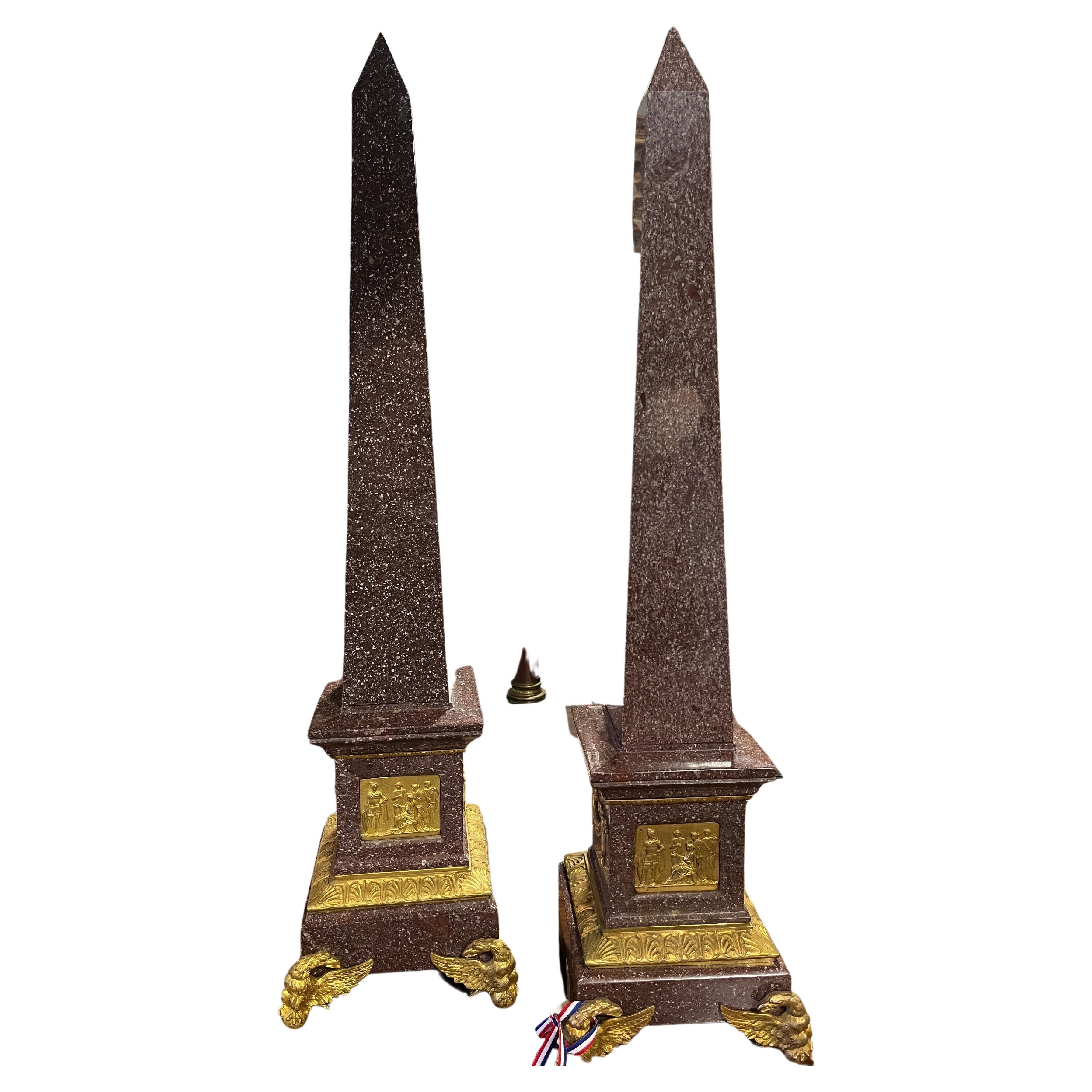Paar französische Porphyr-Obelisken im ägyptischen Stil des 19. Jahrhunderts mit Goldbronze-Beschlägen