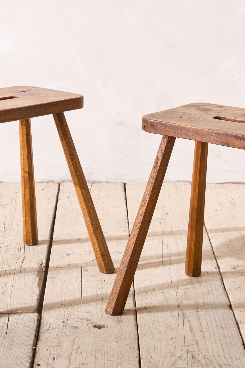 Il s'agit d'une très belle paire de tabourets français en orme. La simplicité de leur conception les rend idéales pour un grand nombre d'intérieurs. Utile comme table d'appoint à côté d'un canapé ou même utilisé près d'une baignoire pour y placer