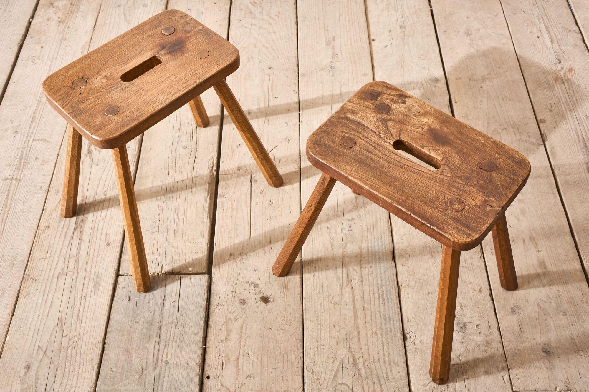 Paire de tabourets de campagne en orme français du 19e siècle Bon état - En vente à Malton, GB