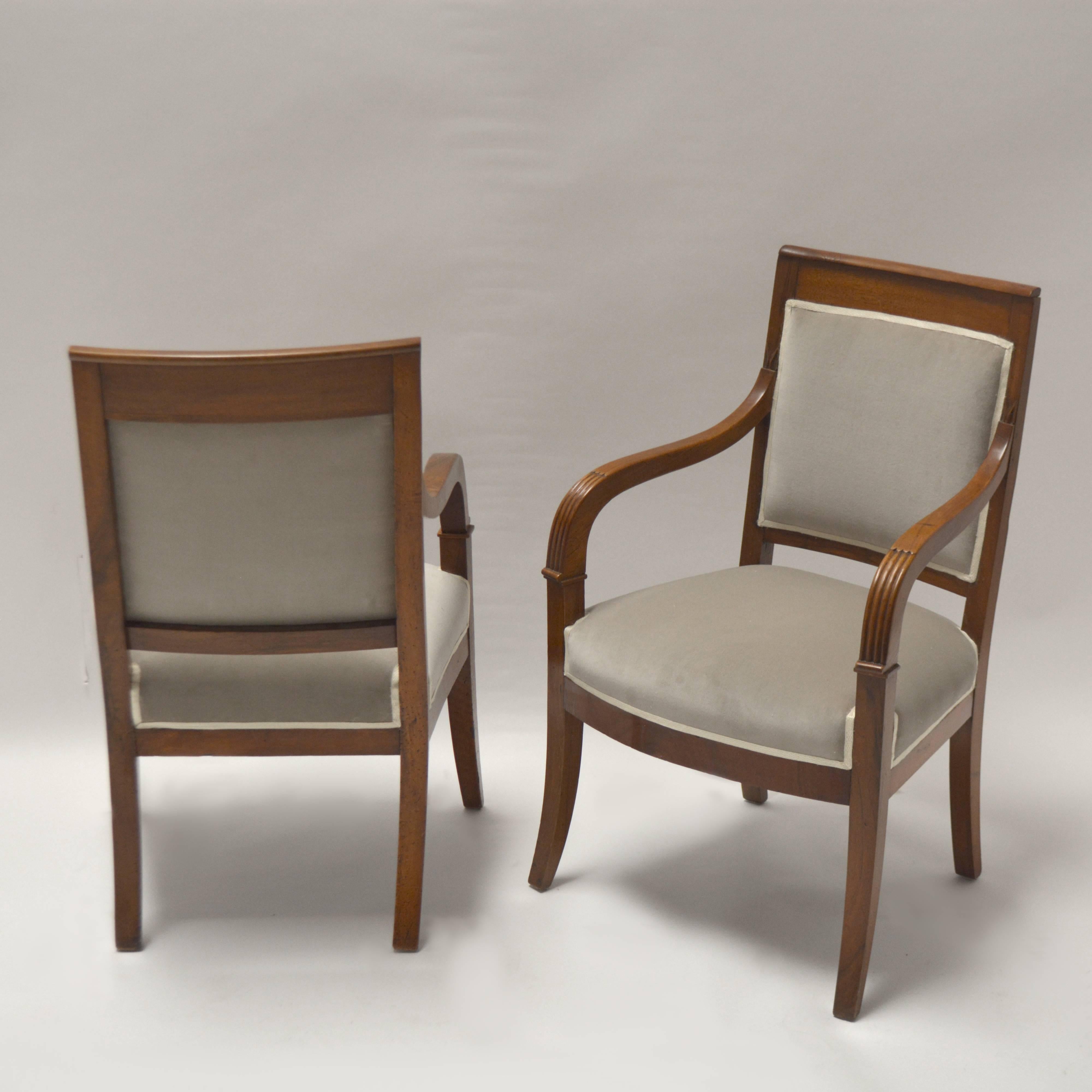 Ein Paar französische Empire-Sessel des 19. Jahrhunderts (Samt) im Angebot