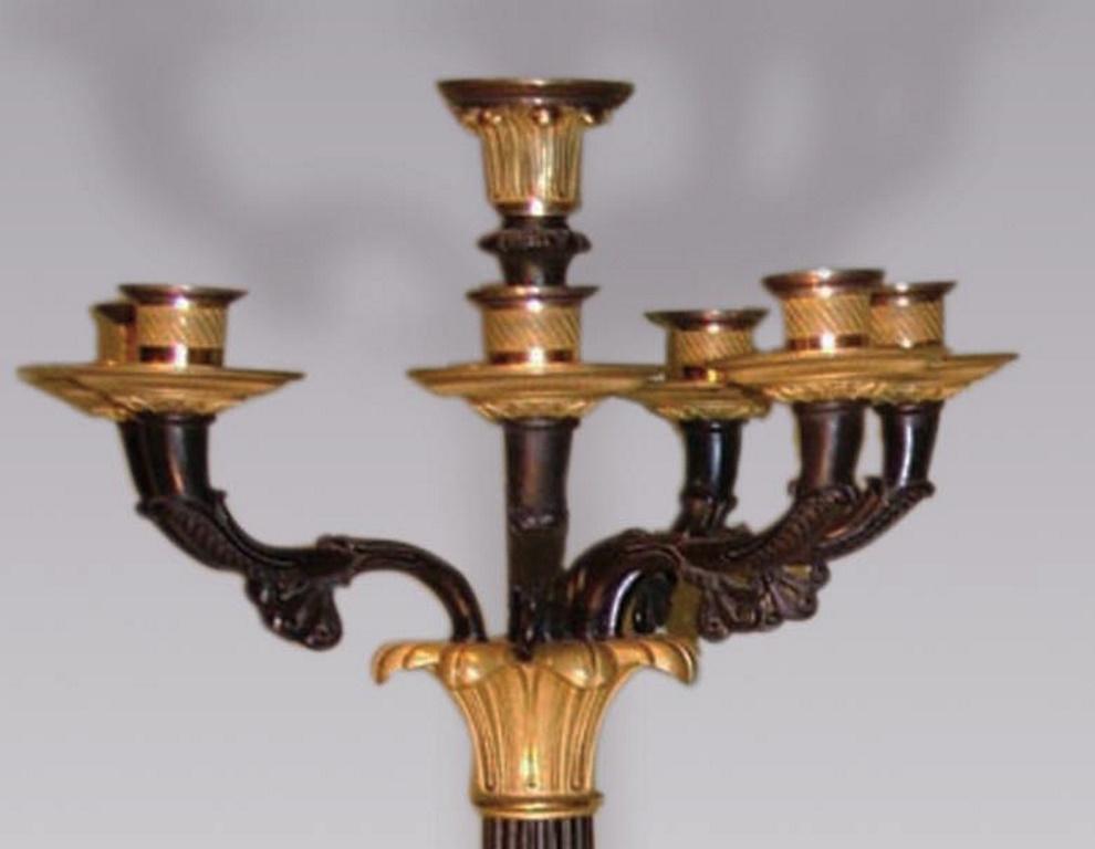 Paar französische Empire-Kandelaber aus Bronze und Goldbronze des 19. Jahrhunderts (Französisch) im Angebot
