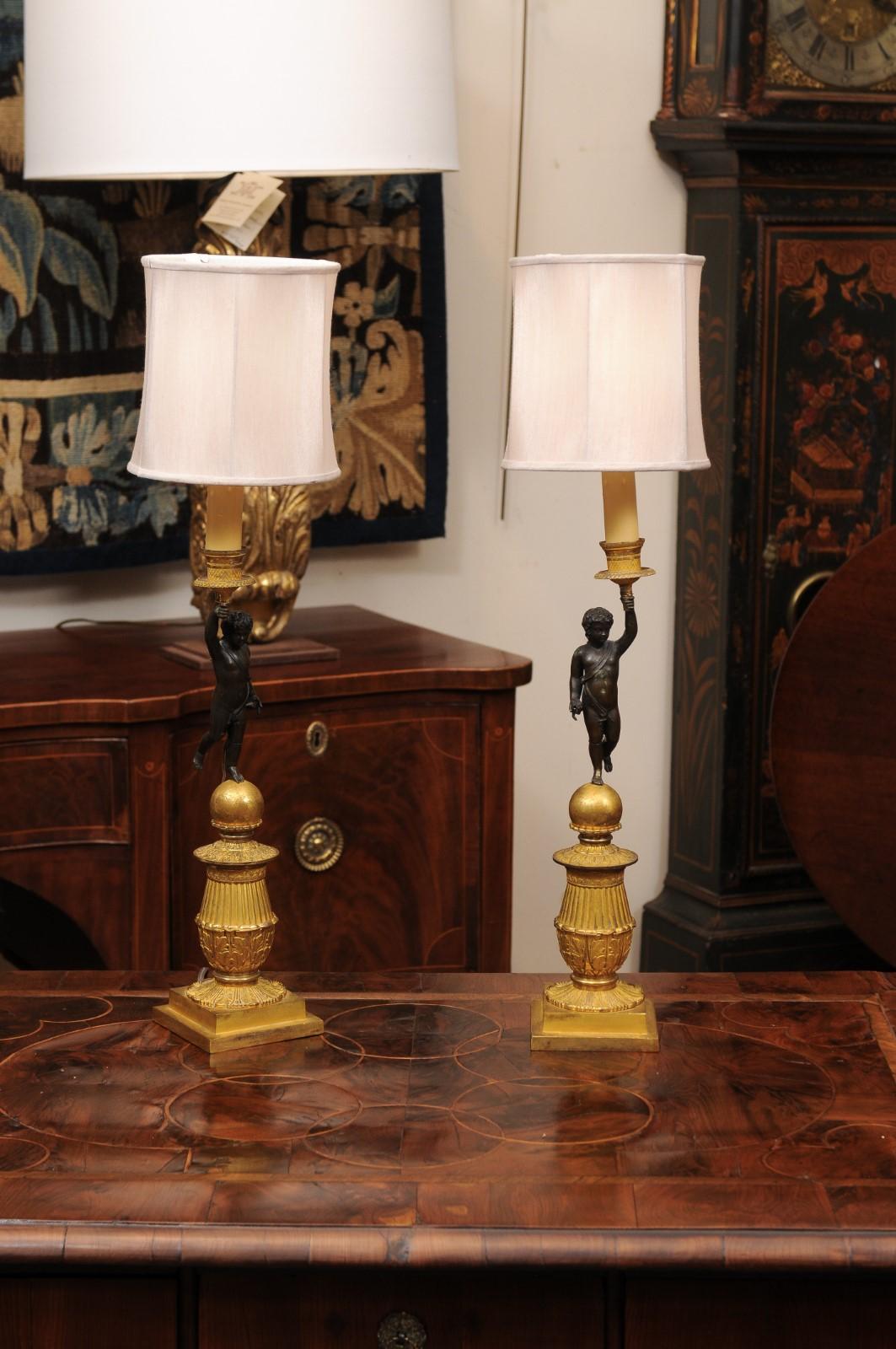 Paire de chandeliers en bronze Empire du 19e siècle, câblés comme des lampes avec abat-jour
