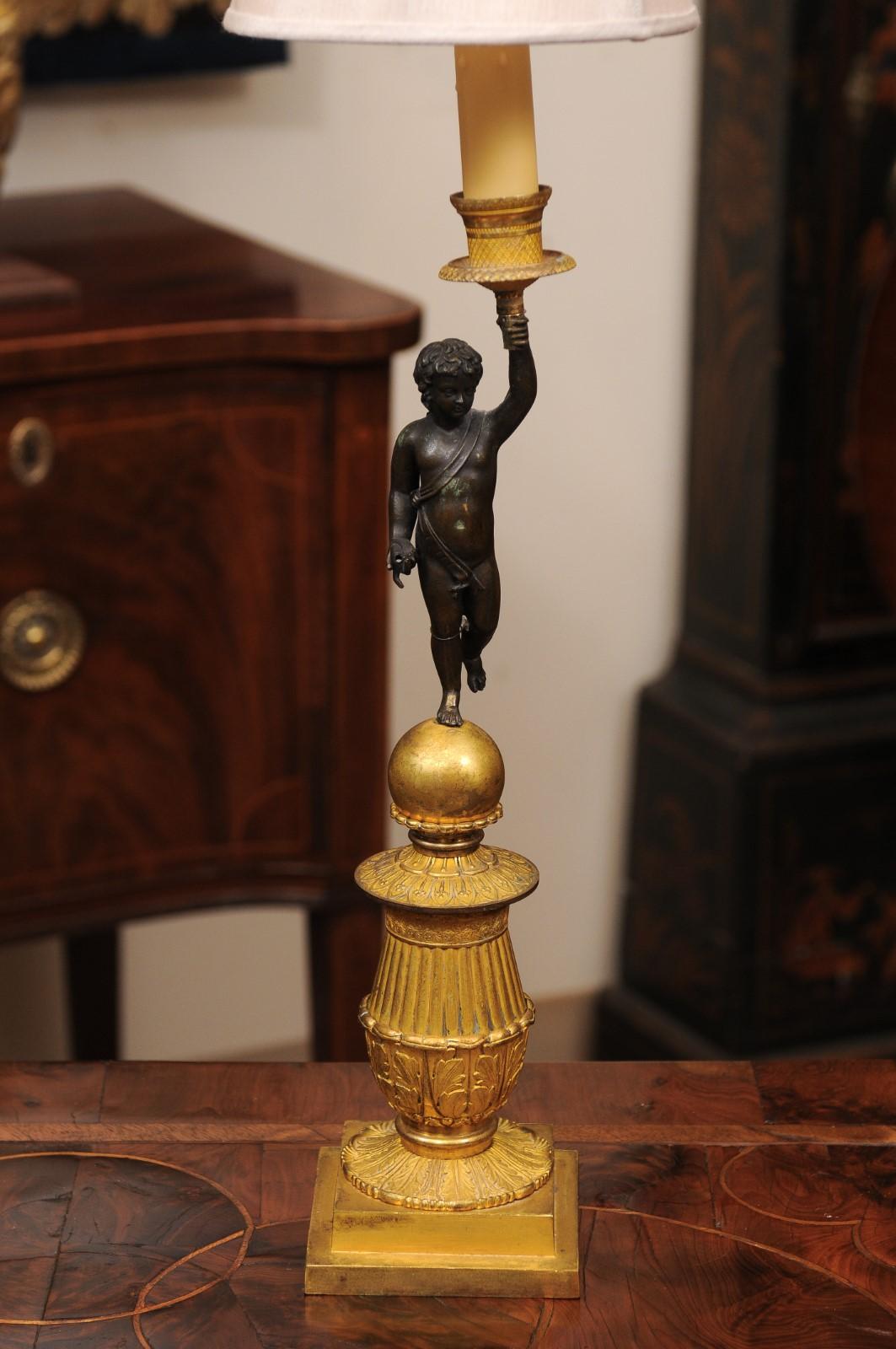 Bronze Paire de chandeliers Empire français du 19ème siècle, câblés comme lampes en vente