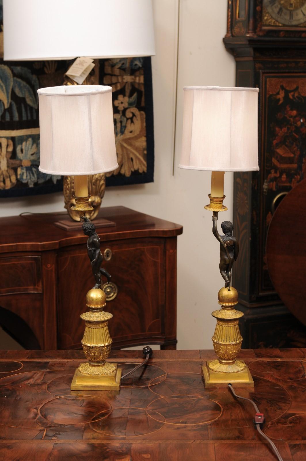 Paire de chandeliers Empire français du 19ème siècle, câblés comme lampes en vente 4
