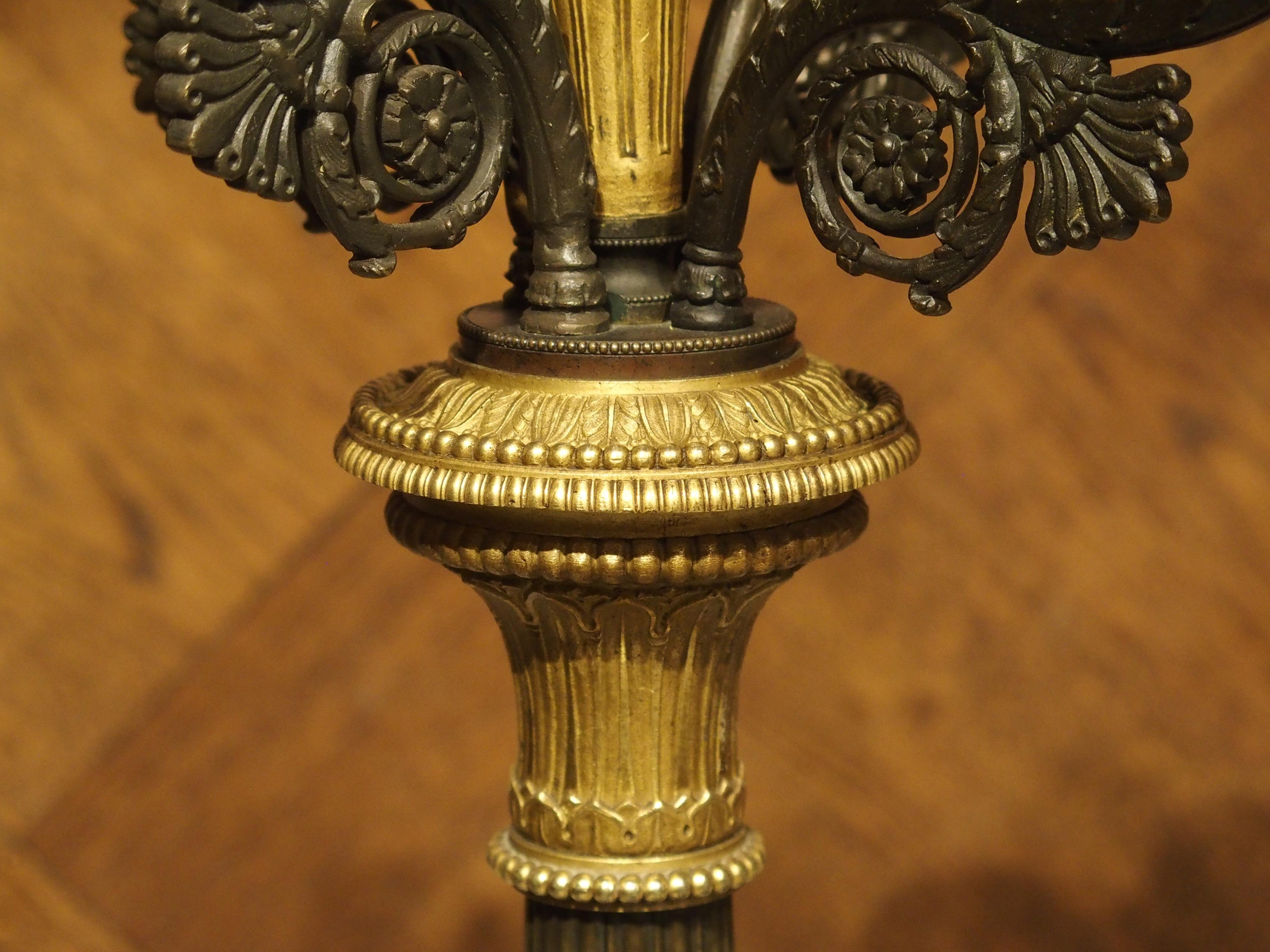 Paire de chandeliers Empire français du 19ème siècle avec pieds tripartites à pattes de lion en vente 4