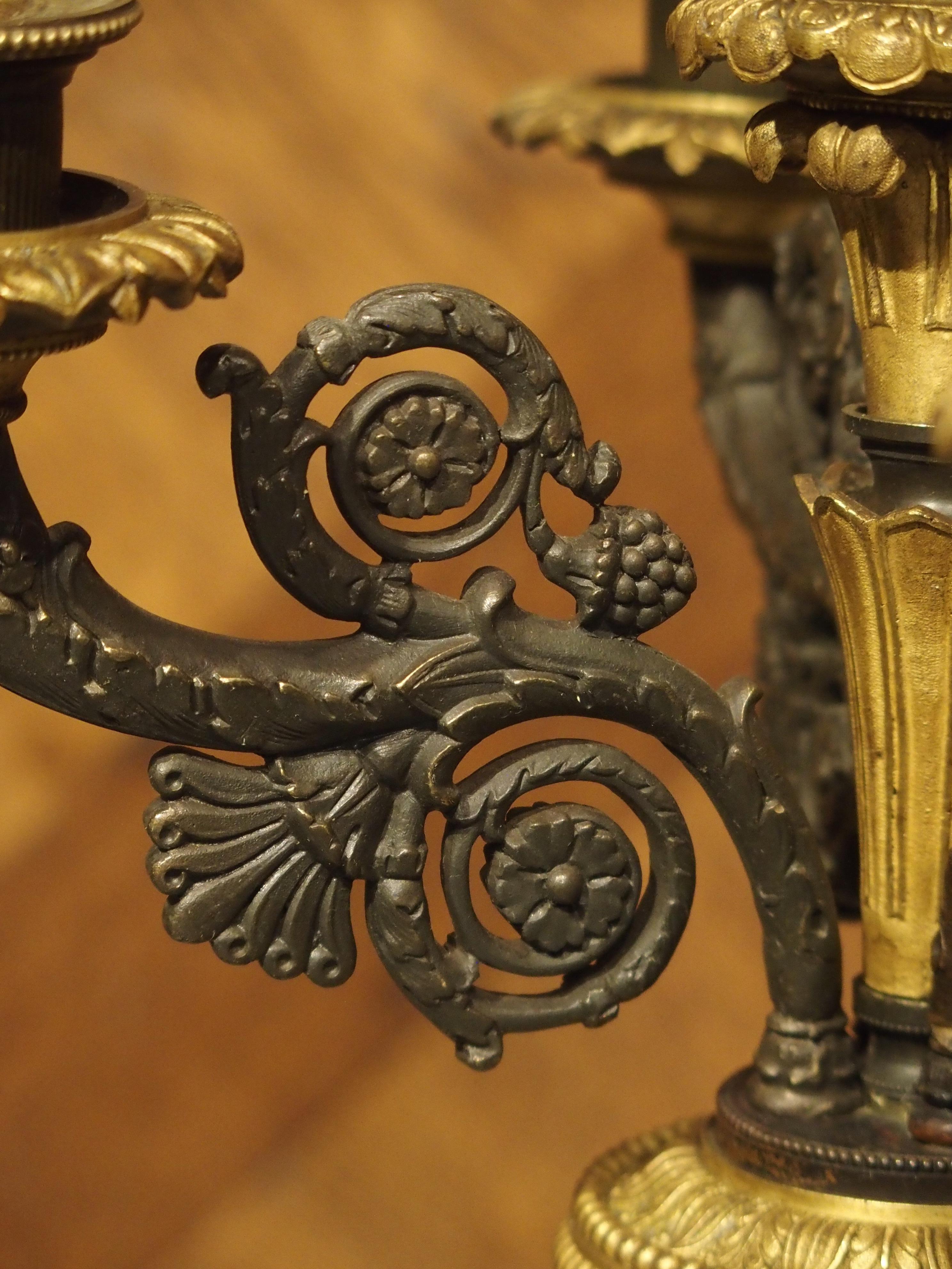 Paire de chandeliers Empire français du 19ème siècle avec pieds tripartites à pattes de lion en vente 5