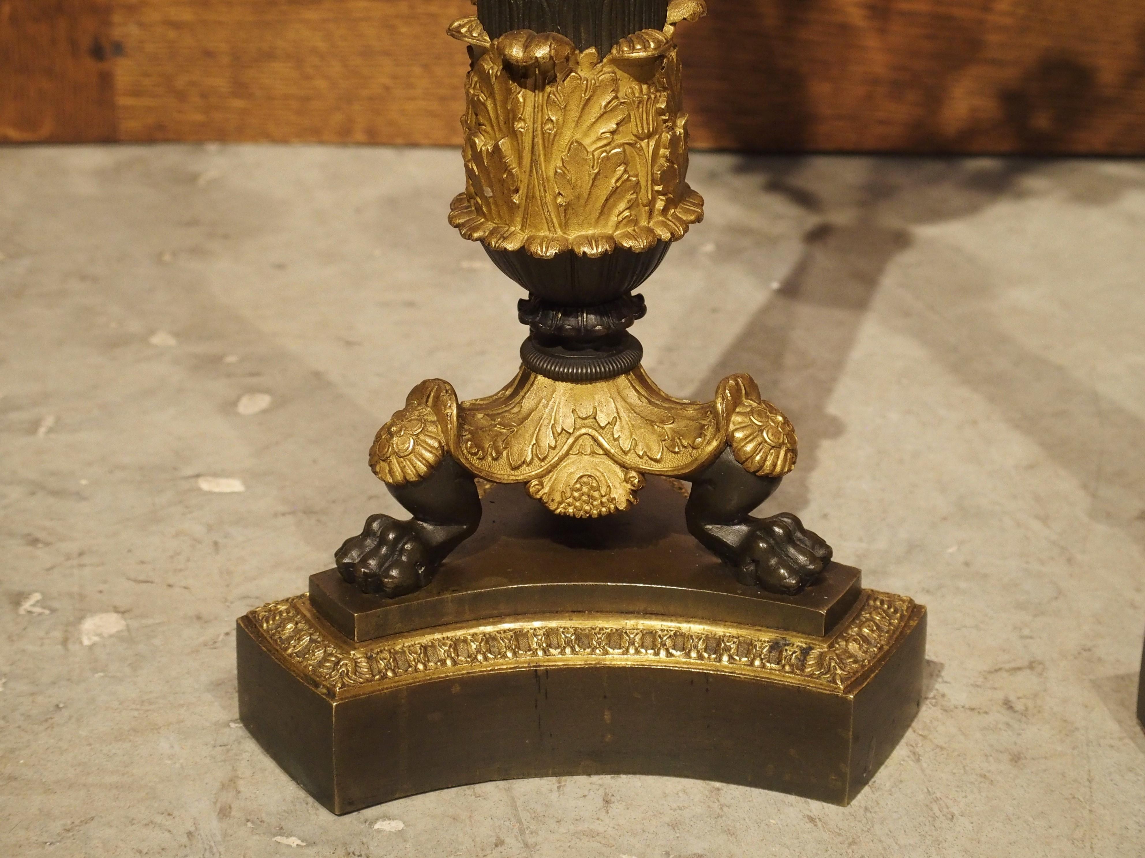 Bronze Paire de chandeliers Empire français du 19ème siècle avec pieds tripartites à pattes de lion en vente