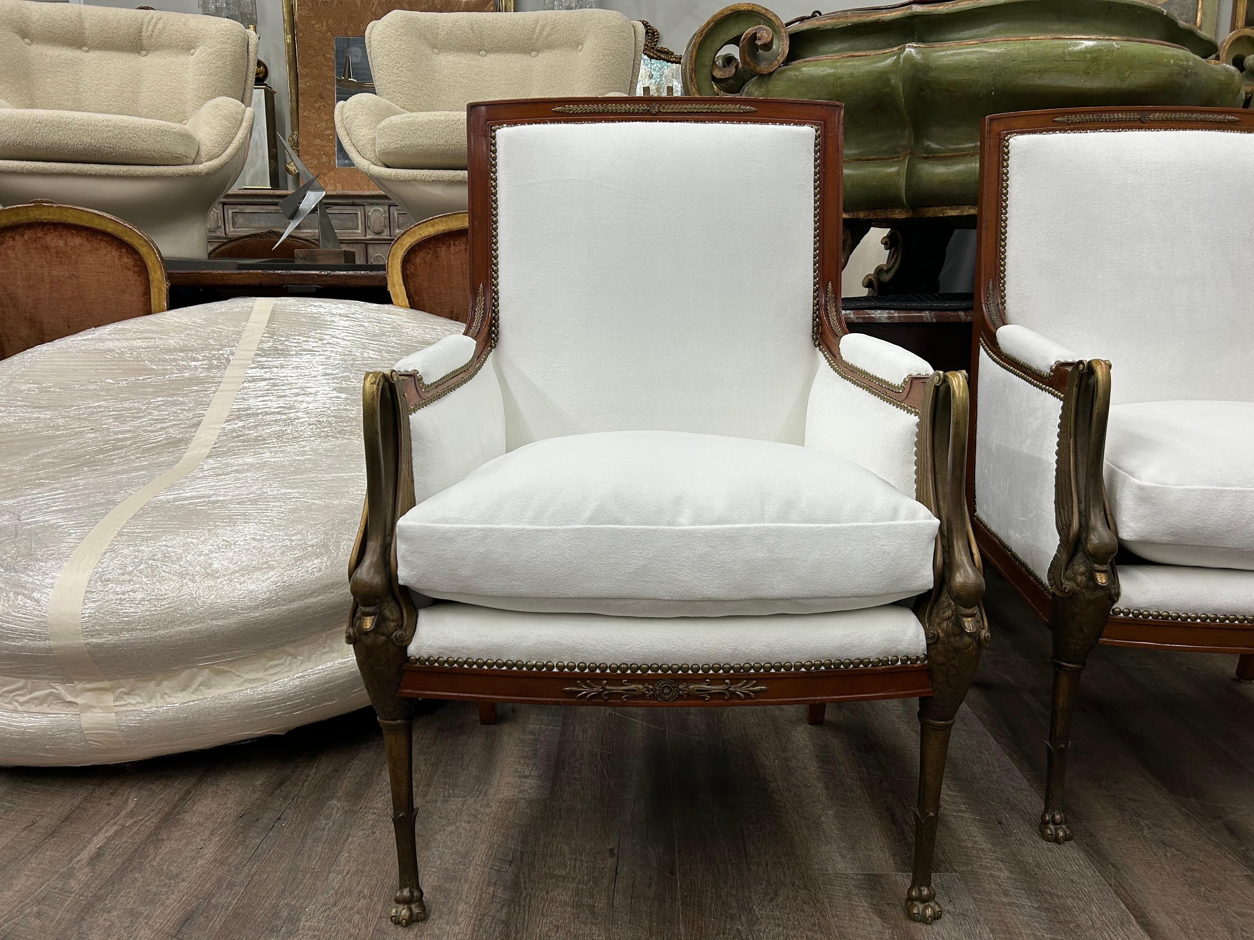 Coppia di sedie impero francesi del XIX secolo.
In offerta c'è una bella coppia di sedie Impero francesi del primo Ottocento, fauteuils o sedie laterali. Questa coppia di sedie è impreziosita da gambe anteriori in bronzo massiccio con dettagli di
