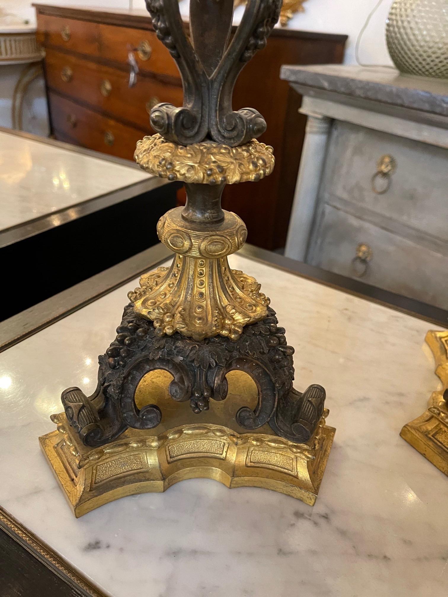 Paar französische Empire-Kandelaber aus vergoldeter Bronze des 19. Jahrhunderts mit 6 Lichtern im Zustand „Gut“ in Dallas, TX