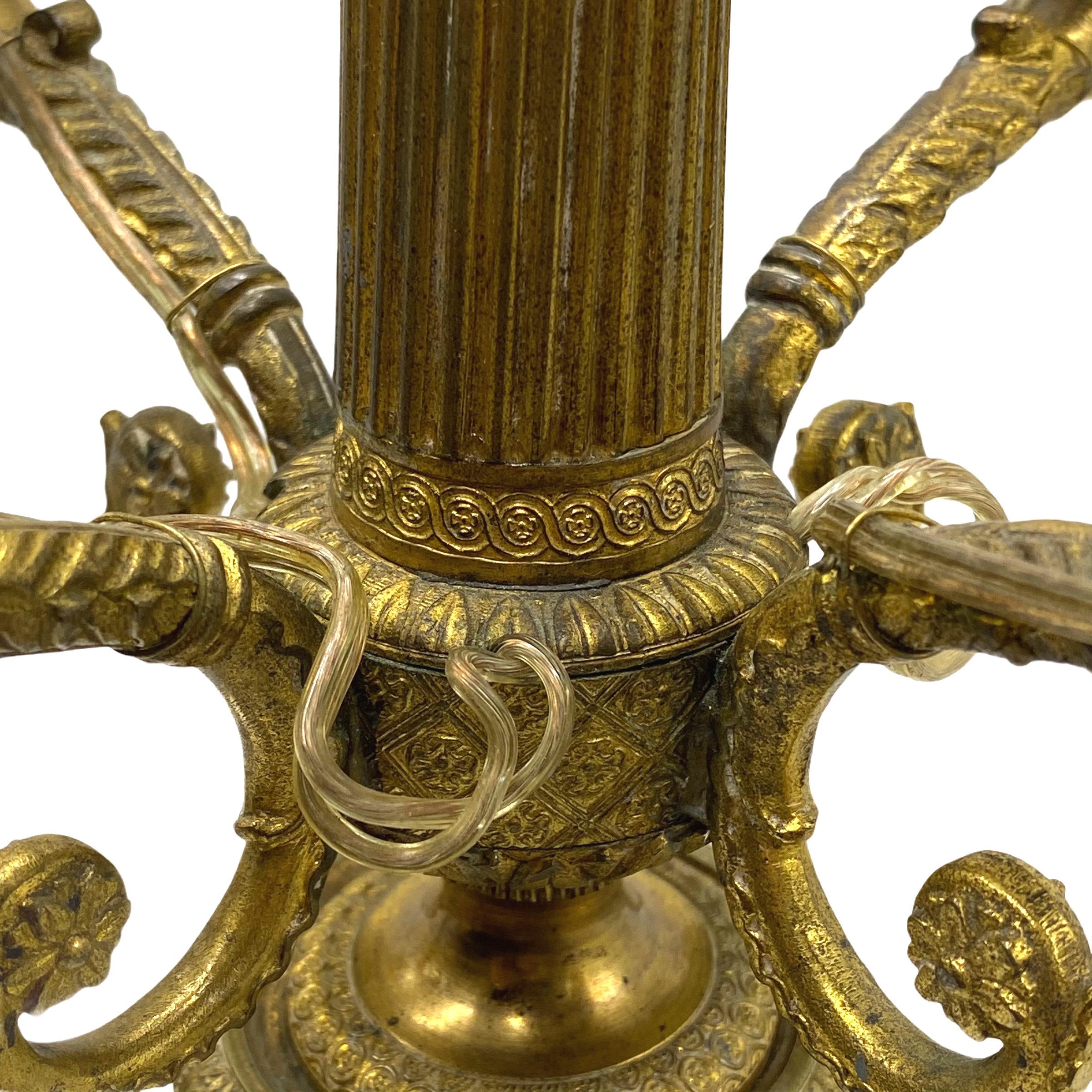 Coppia di lampade a candelabro in bronzo dorato Impero francese del XIX secolo in vendita 4