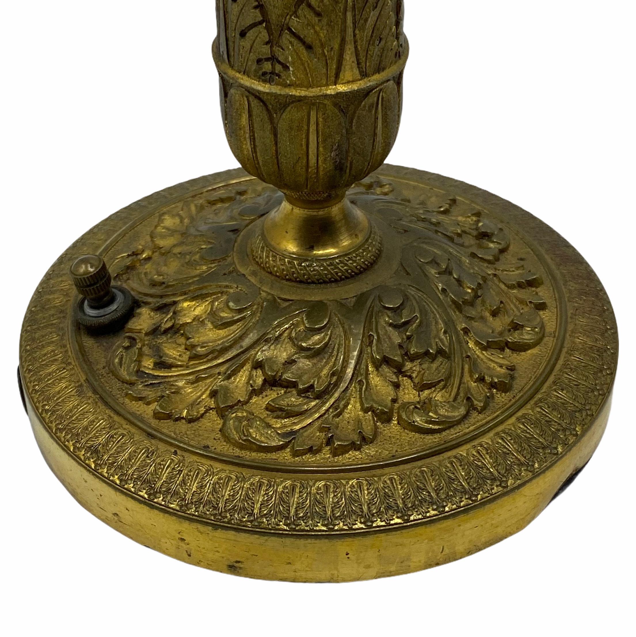 Paar französische Empire-Kandelaber aus vergoldeter Bronze des 19. Jahrhunderts  im Angebot 10