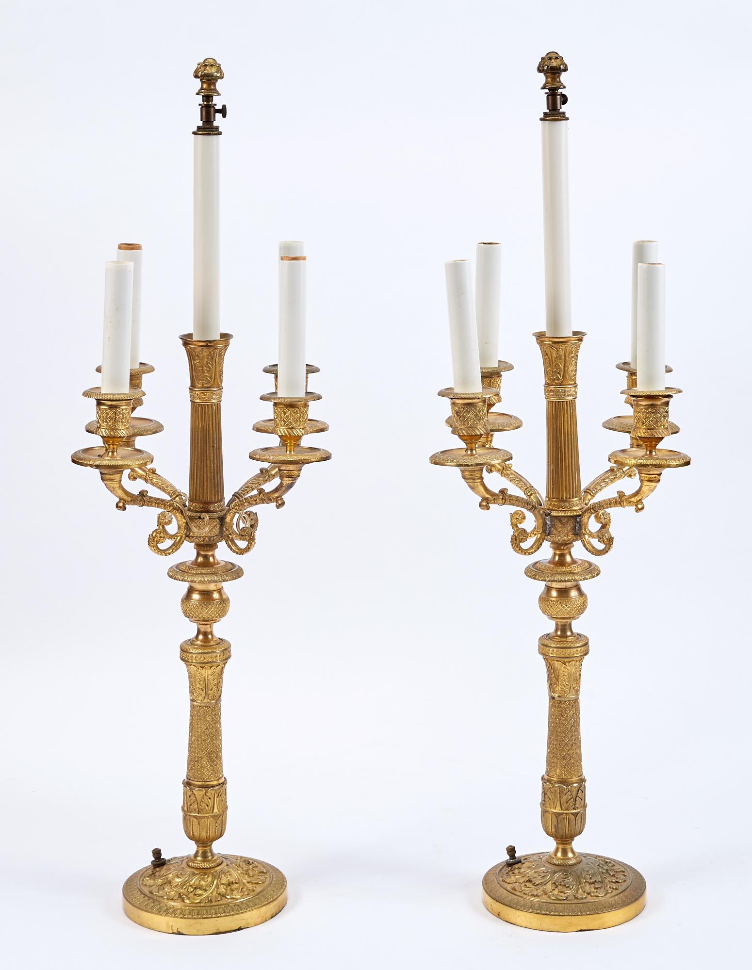 Coppia di lampade a candelabro in bronzo dorato Impero francese del XIX secolo in vendita 9